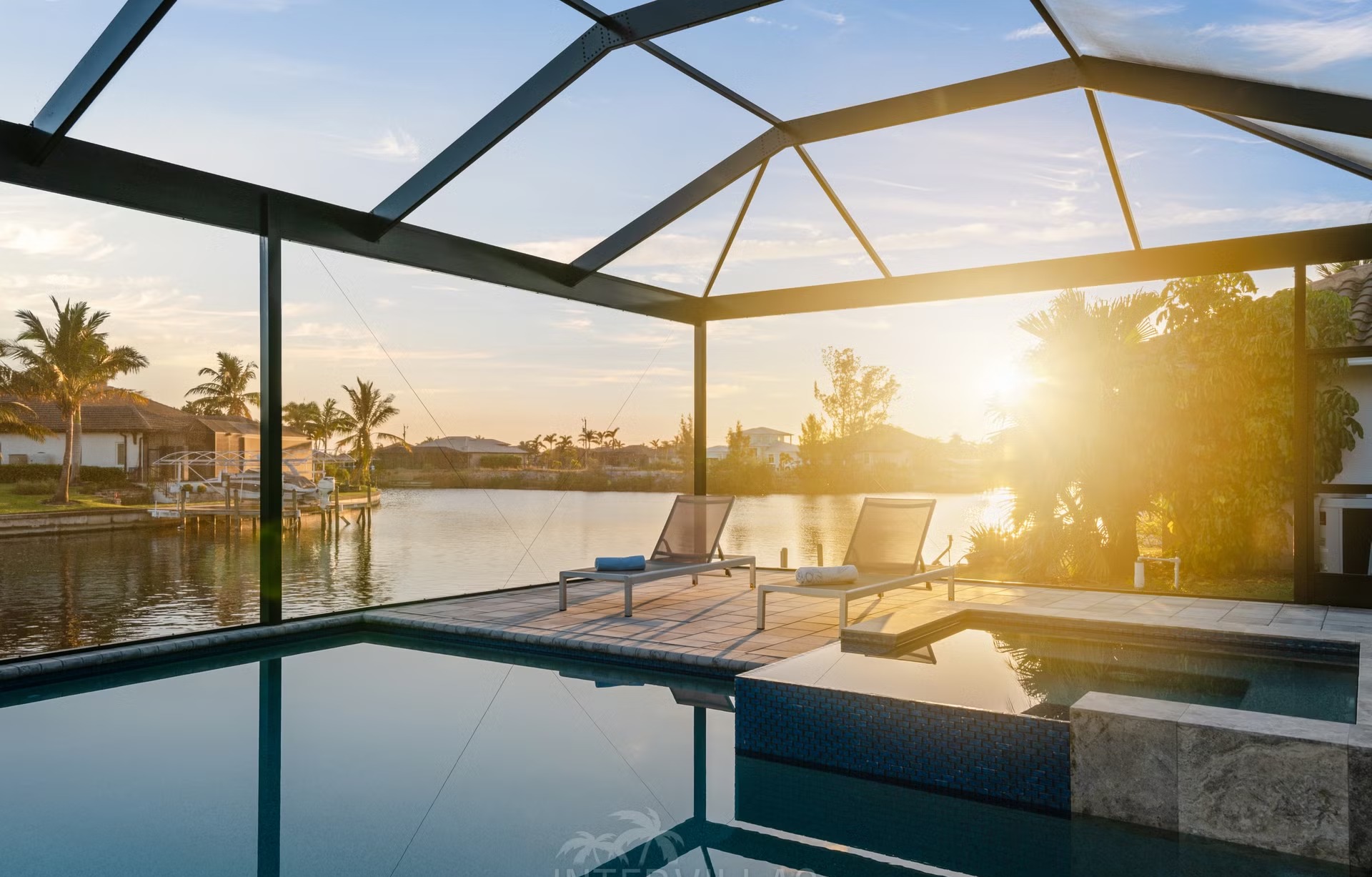 Moderne Villa am Kanal mit Salzwasser-Pool, Spa/Jacuzzi und Gasgrill.