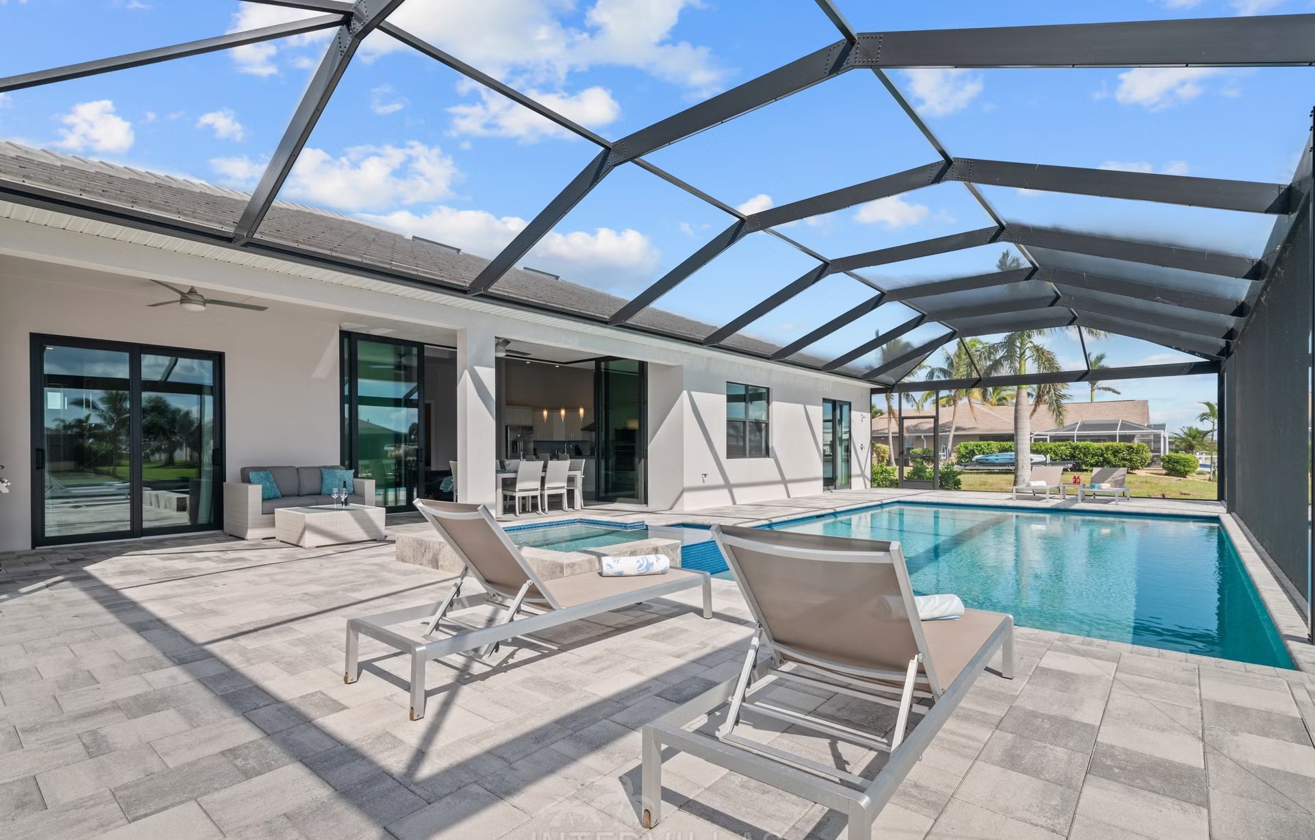 Moderne Villa am Kanal mit südlich ausgerichtetem Salzwasser-Pool und Outdoor-Spa.