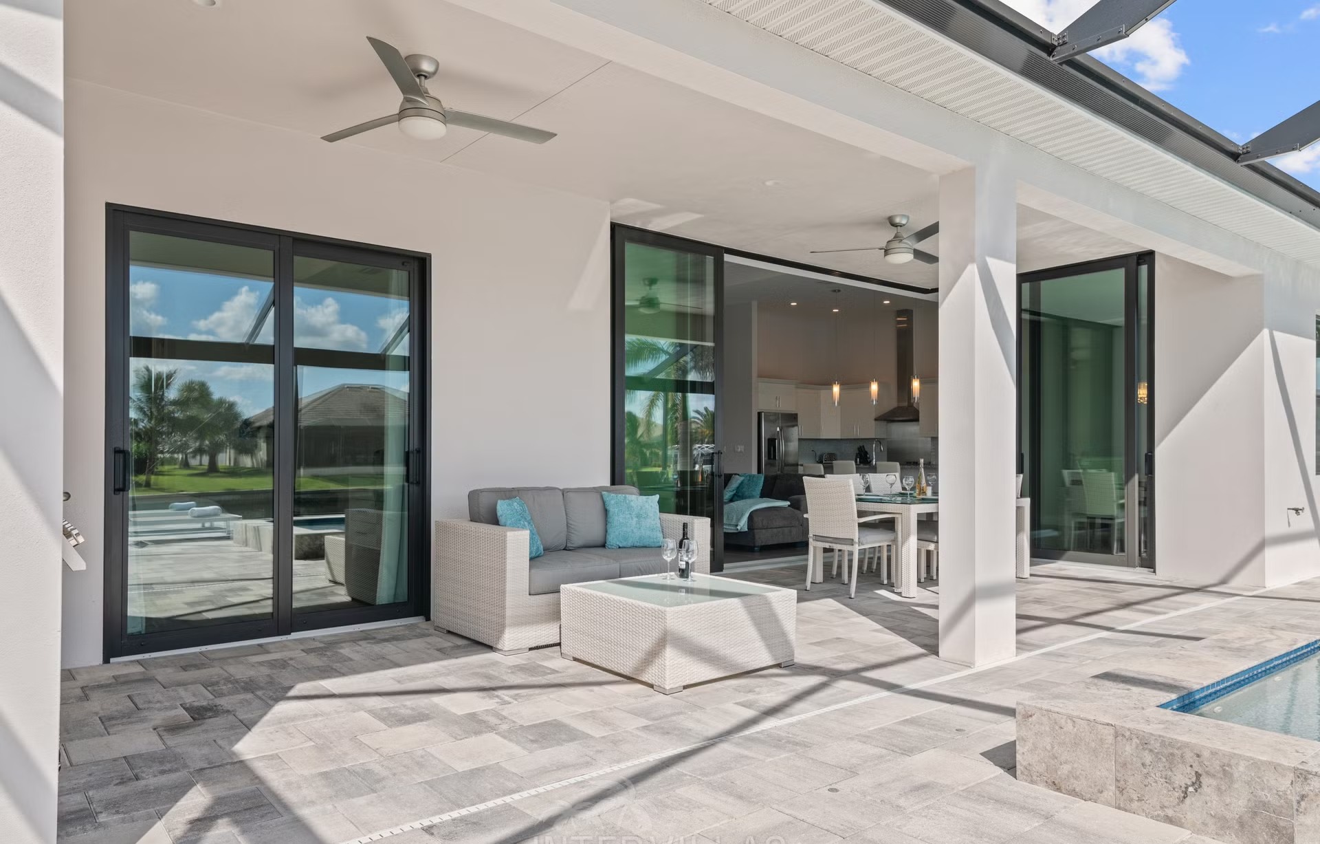 Südlich ausgerichteter Salzwasser-Pool mit Spa/Jacuzzi und Blick auf den Kanal.