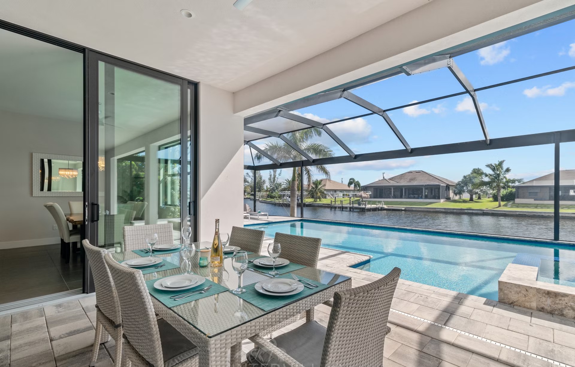 Moderne Villa am Kanal mit Salzwasser-Pool, Spa/Jacuzzi und Gasgrill.