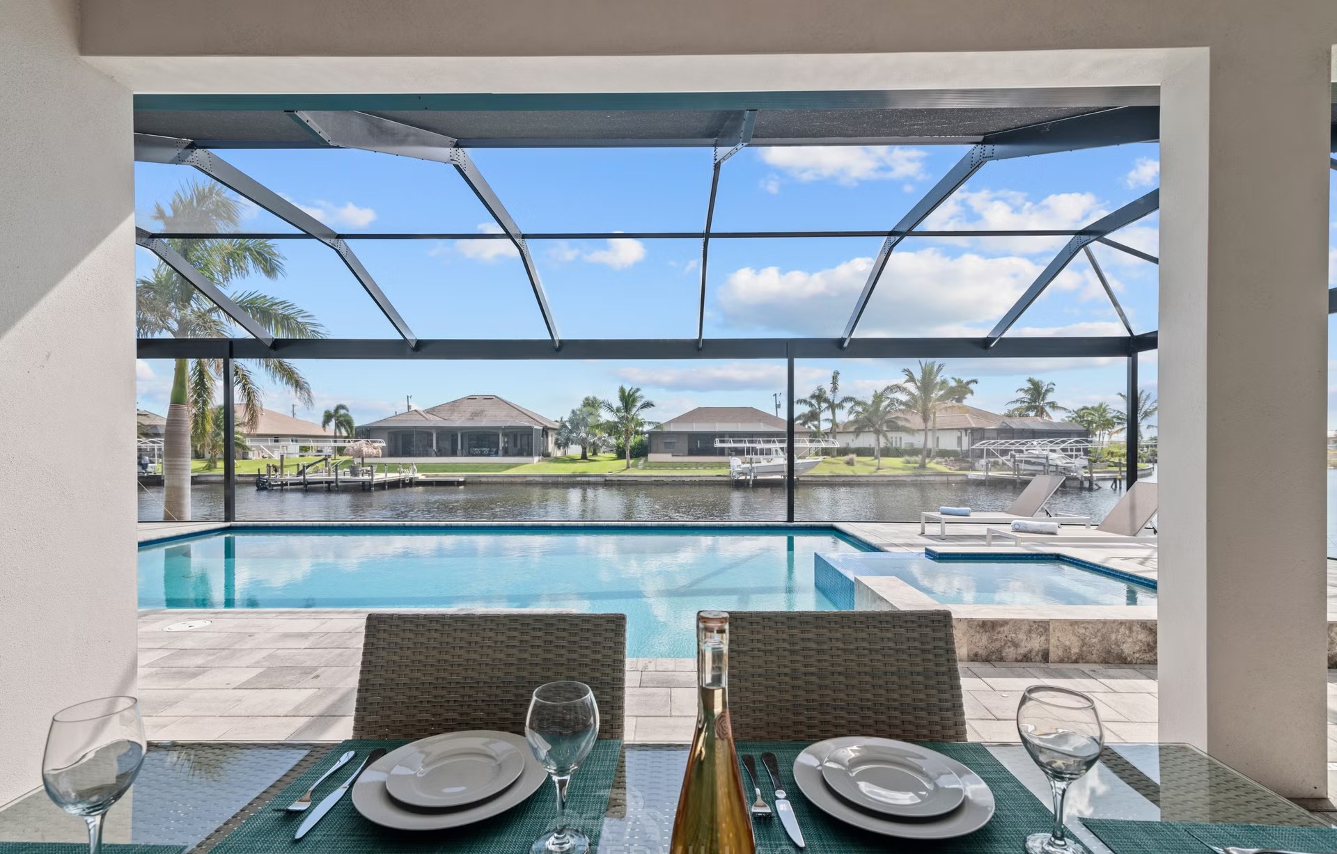 Moderne Villa am Kanal mit Salzwasser-Pool, Spa/Jacuzzi und Gasgrill.