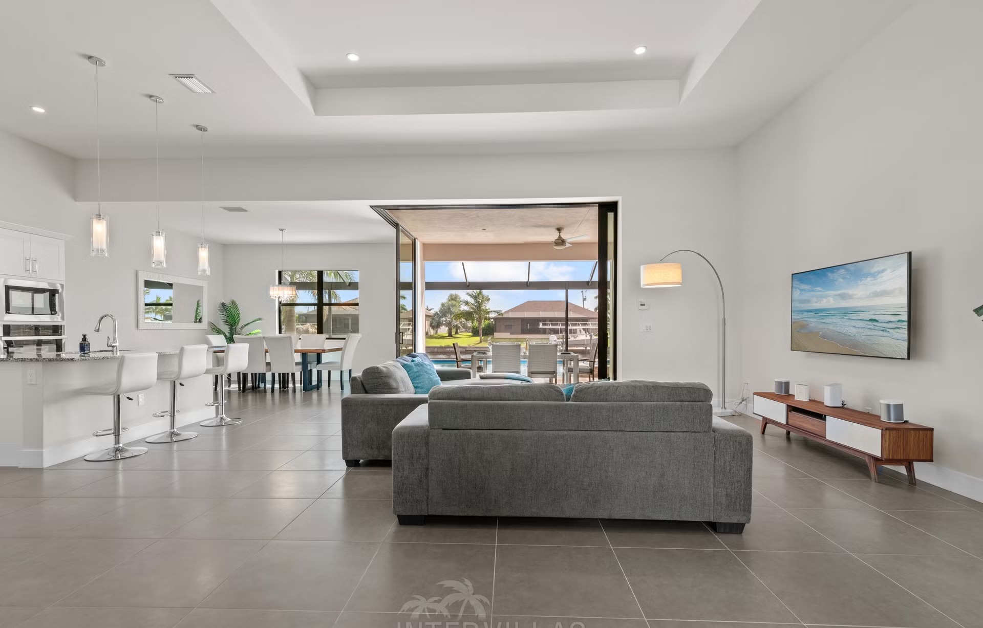 Moderne Villa am Kanal mit Salzwasser-Pool und Spa/Jacuzzi.