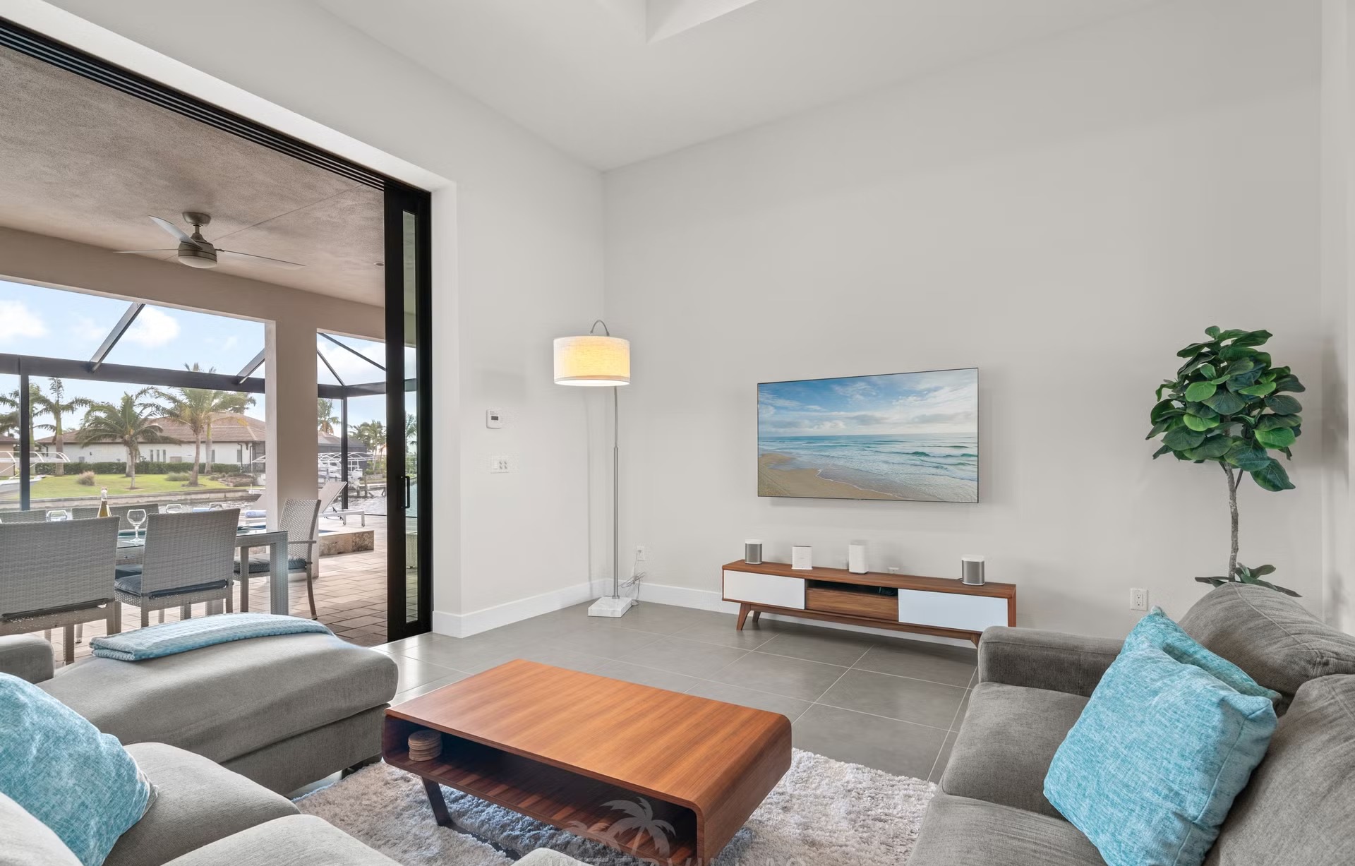 Moderne Villa am Kanal mit südlich ausgerichtetem Salzwasser-Pool und Spa.