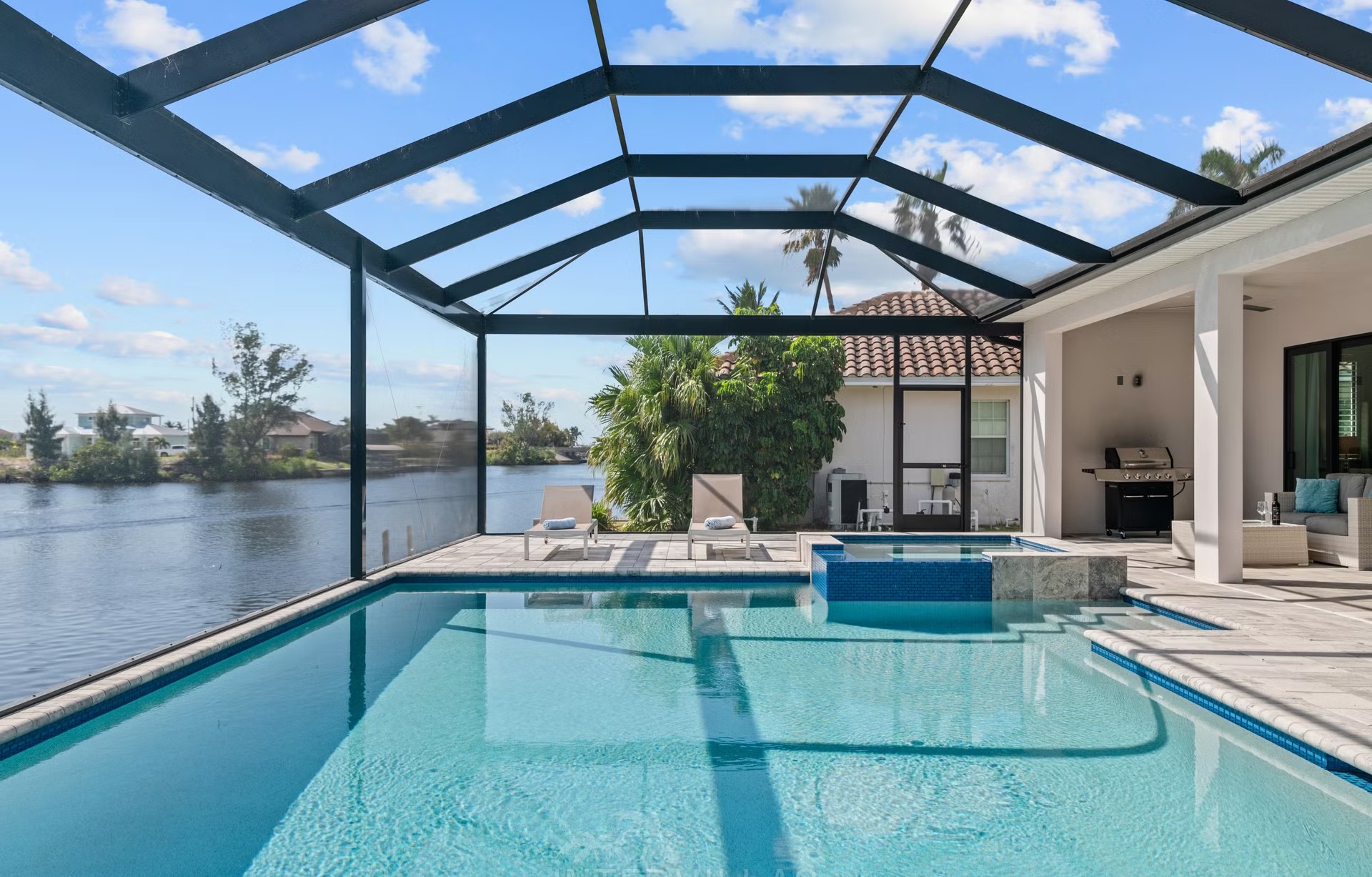 Moderne Villa am Kanal mit Salzwasser-Pool und Spa/Jacuzzi.