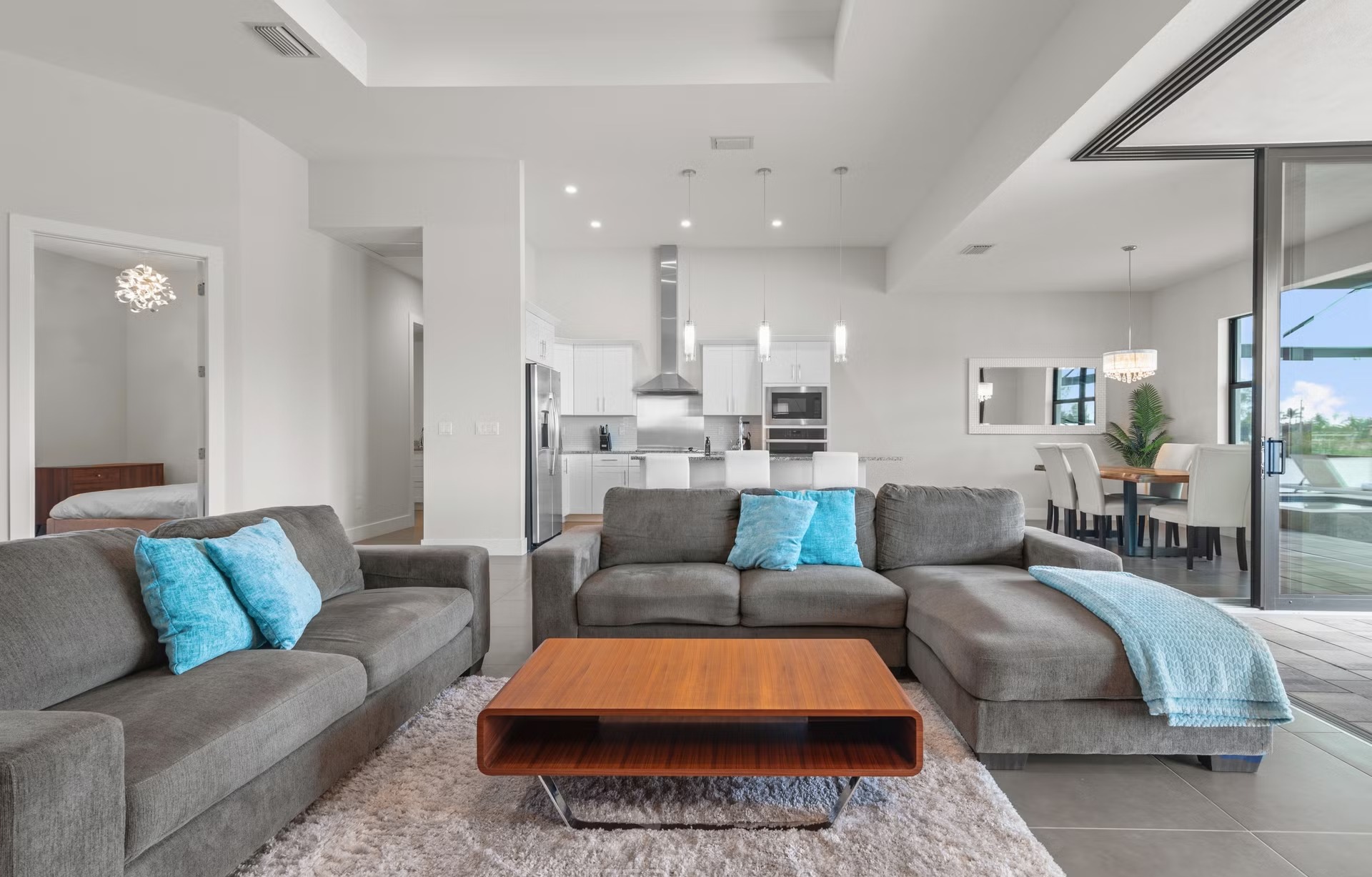 Moderne Waterfront-Villa mit Salzwasser-Pool, Spa/Jacuzzi und Blick auf den Kanal.