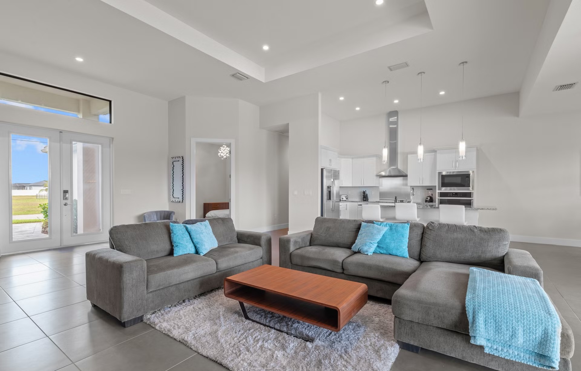 Moderne Waterfront-Villa mit Salzwasser-Pool, Spa/Jacuzzi und Blick auf den Kanal.