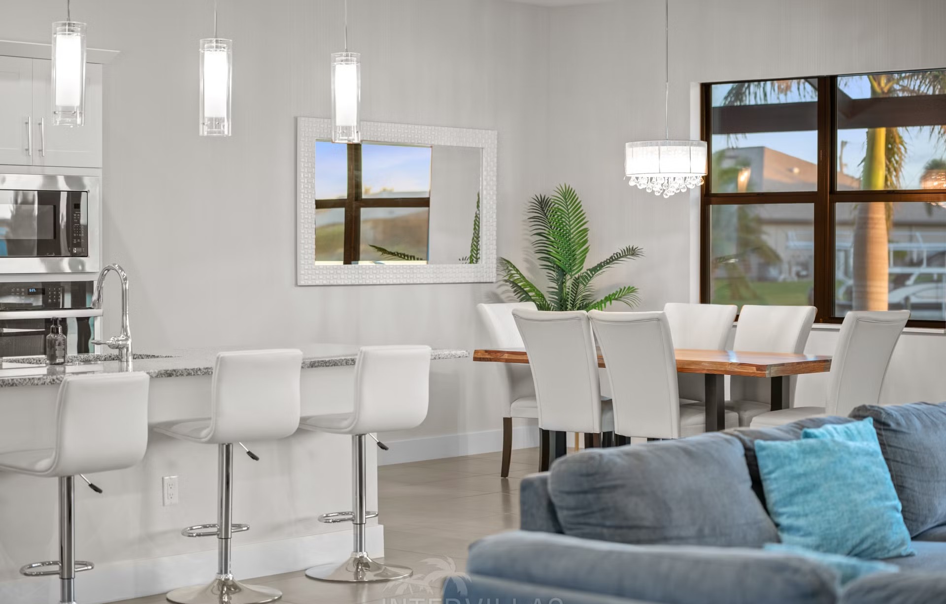 Südlich ausgerichteter Salzwasser-Pool mit Spa/Jacuzzi und Blick auf den Kanal.