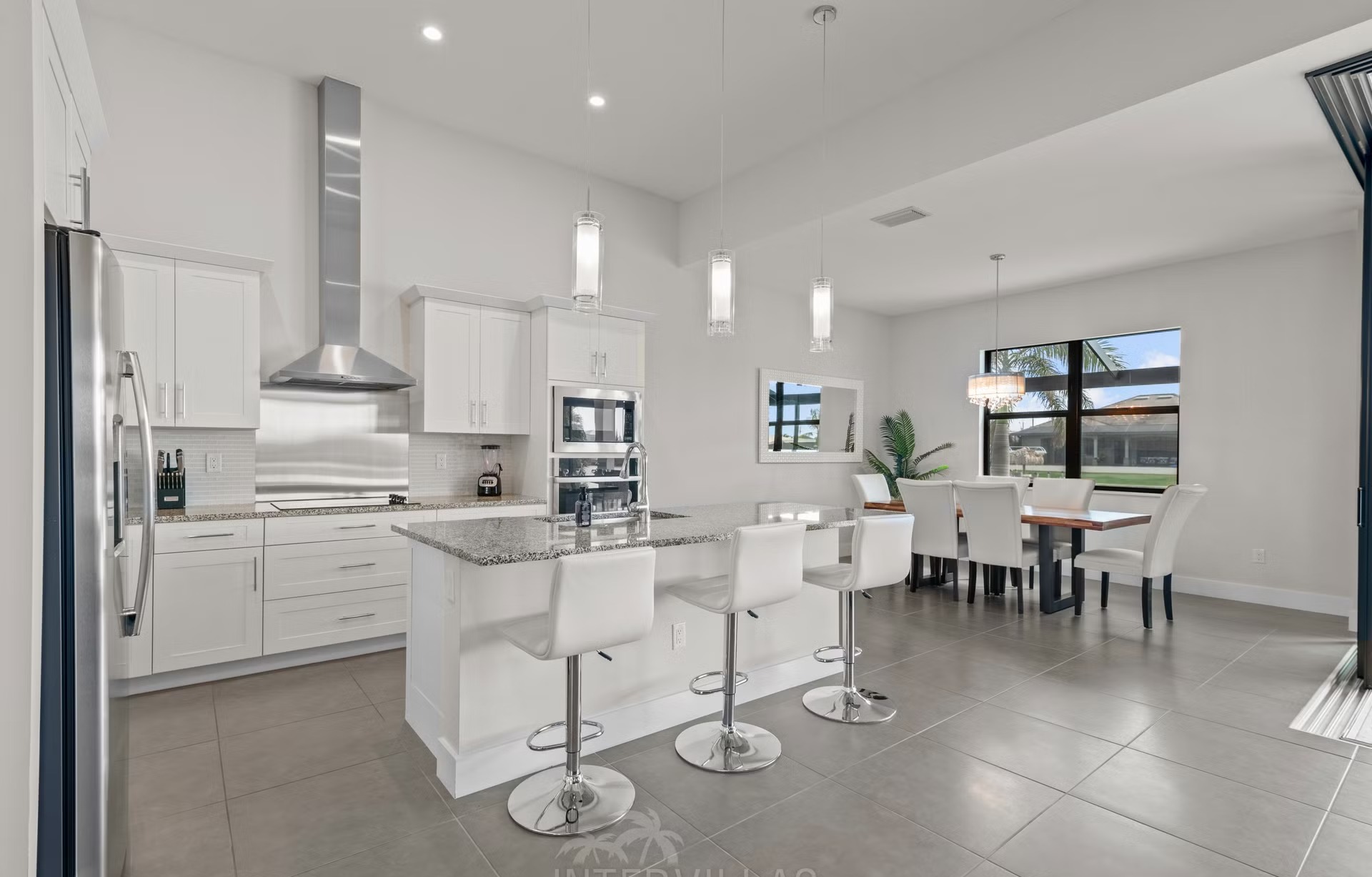 Moderne Waterfront-Villa mit Kanalblick, Salzwasser-Pool und Outdoor-Spa.