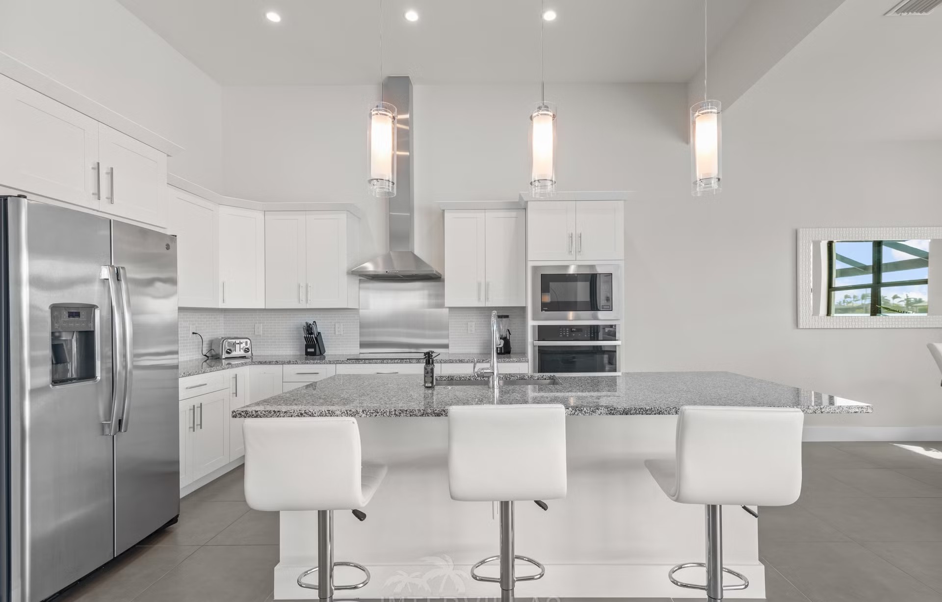 Südlich ausgerichteter Salzwasser-Pool mit Spa/Jacuzzi und Blick auf den Kanal.