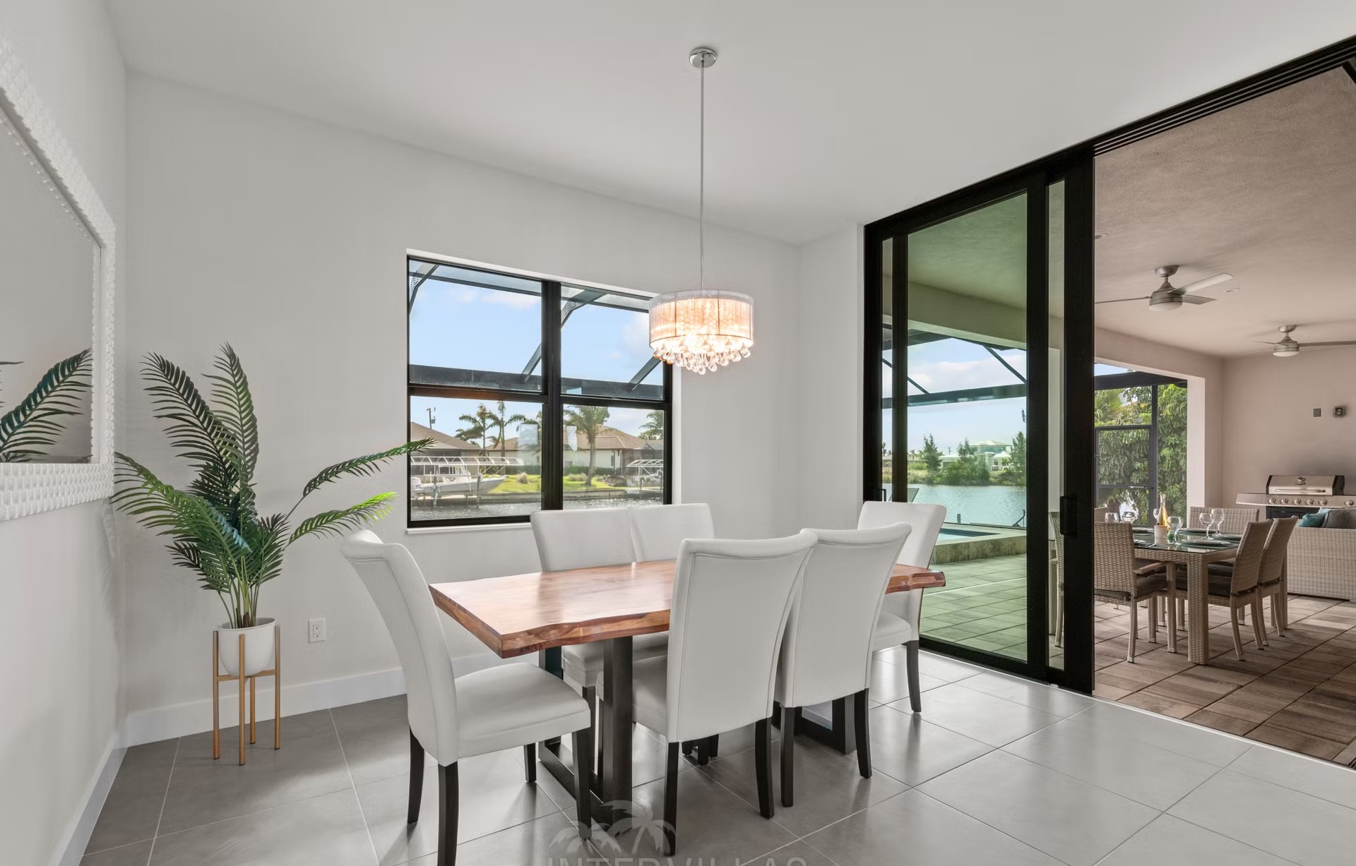 Südlich ausgerichteter Salzwasser-Pool mit Spa/Jacuzzi und Blick auf den Kanal.