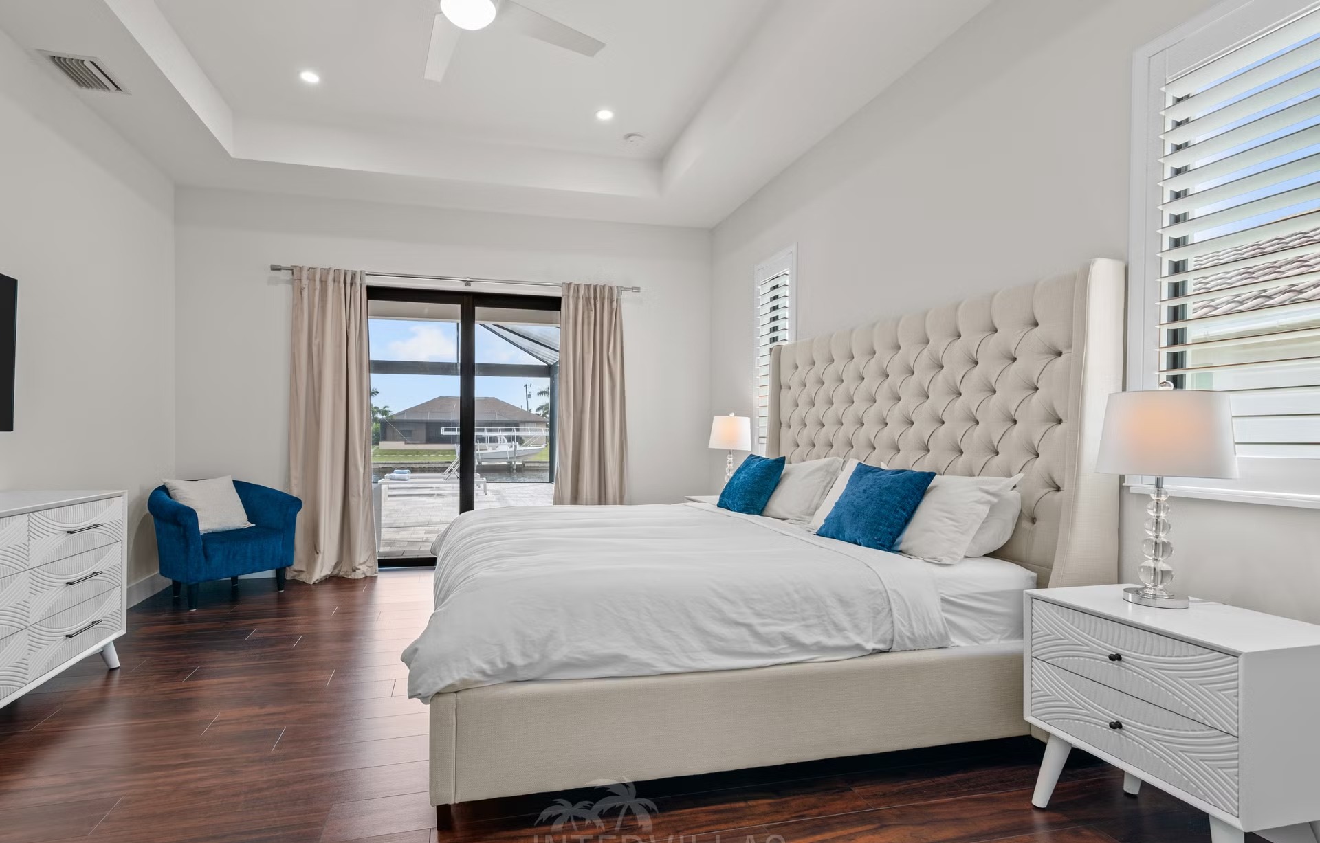 Moderne Waterfront-Villa mit Salzwasser-Pool, Spa/Jacuzzi und Gasgrill am Kanal.