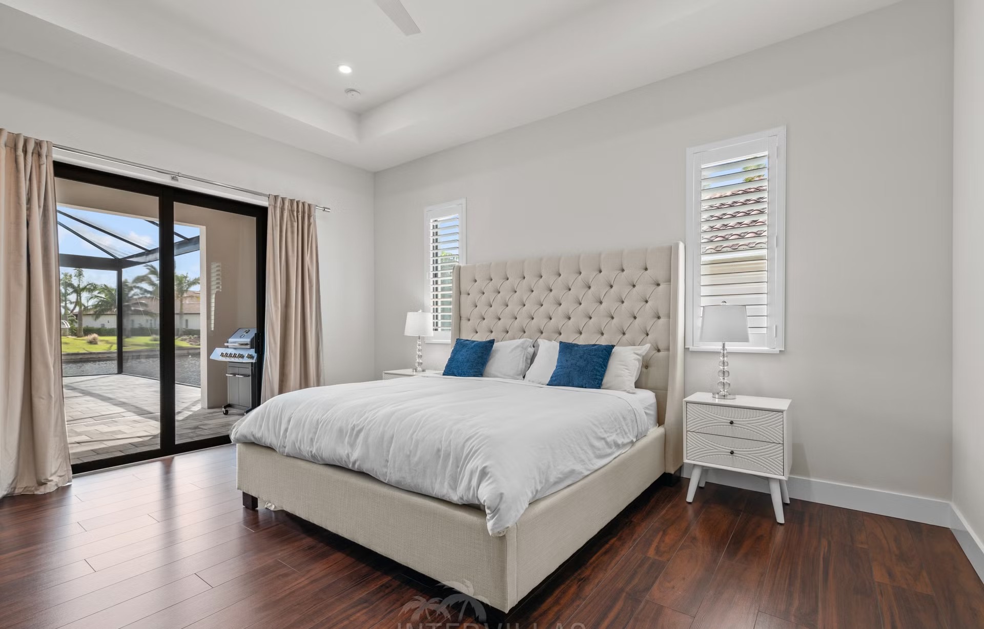 Südlich ausgerichteter Salzwasser-Pool mit Spa/Jacuzzi und Blick auf den Kanal.