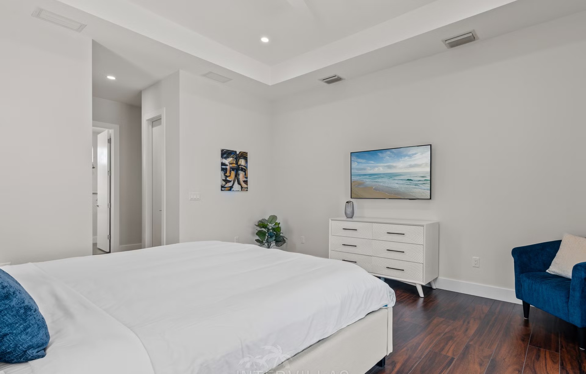 Südlich ausgerichteter Salzwasser-Pool mit Spa/Jacuzzi und Blick auf den Kanal.