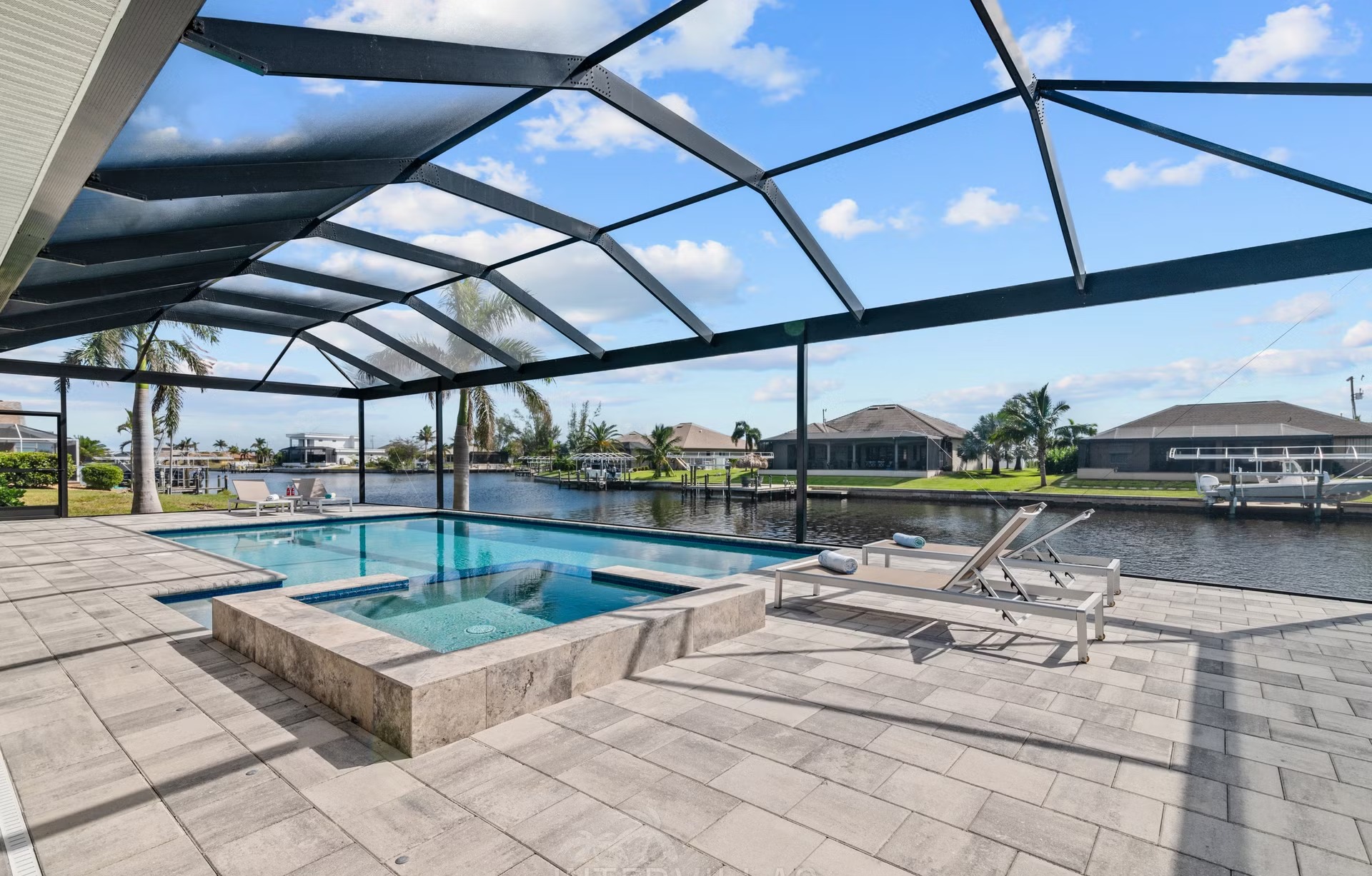 Moderne Villa am Kanal mit Salzwasser-Pool und Spa/Jacuzzi.