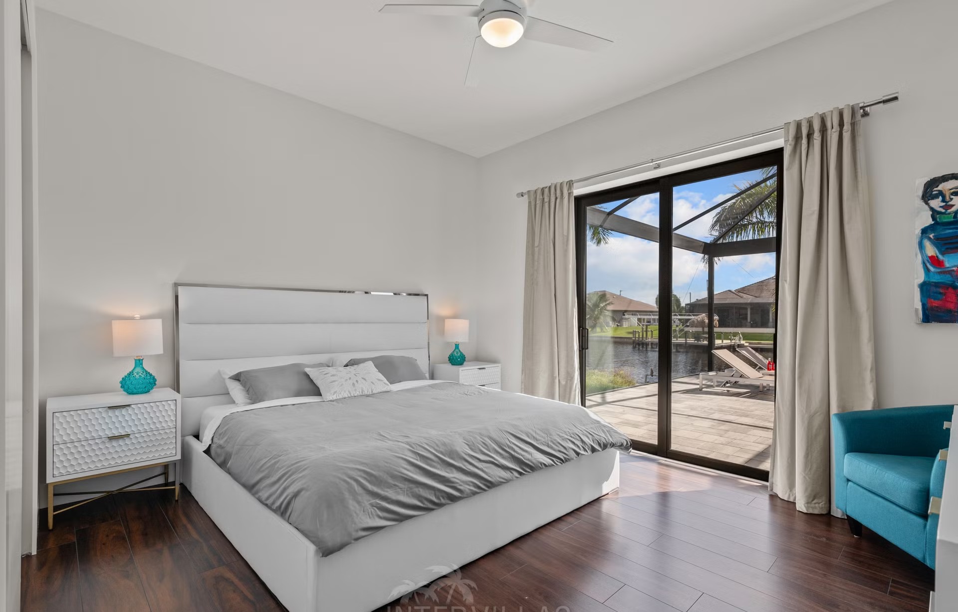 Moderne Villa am Kanal mit Salzwasser-Pool, Spa/Jacuzzi und Gasgrill.