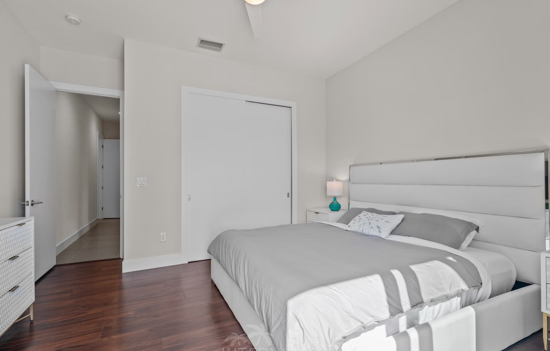 Überdachter Terrassenbereich mit Gasgrill und Sitzgelegenheiten am Pool.