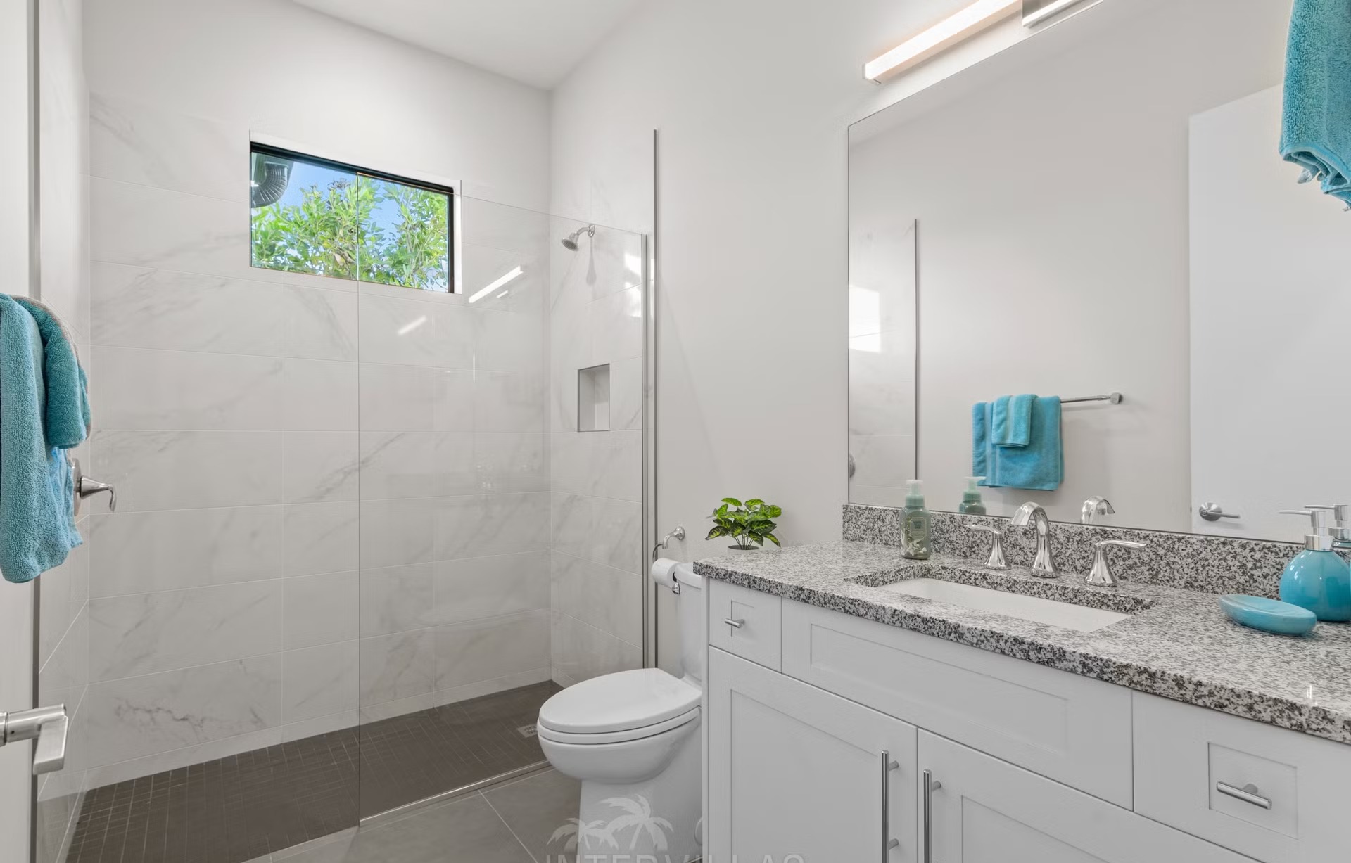 Moderne Villa am Kanal mit südlich ausgerichtetem Salzwasser-Pool, Spa/Jacuzzi und Gasgrill.