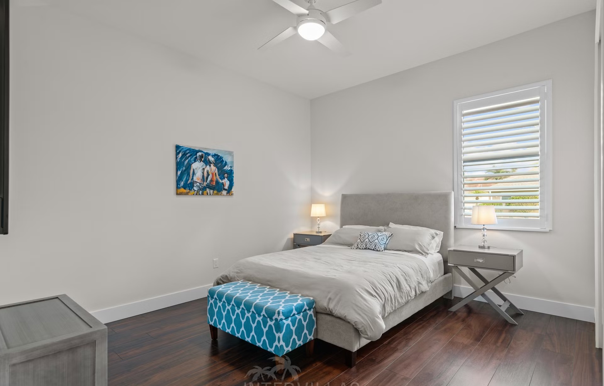 Überdachter Sitzbereich auf der Terrasse mit Gartenmöbeln und Blick auf den Kanal.