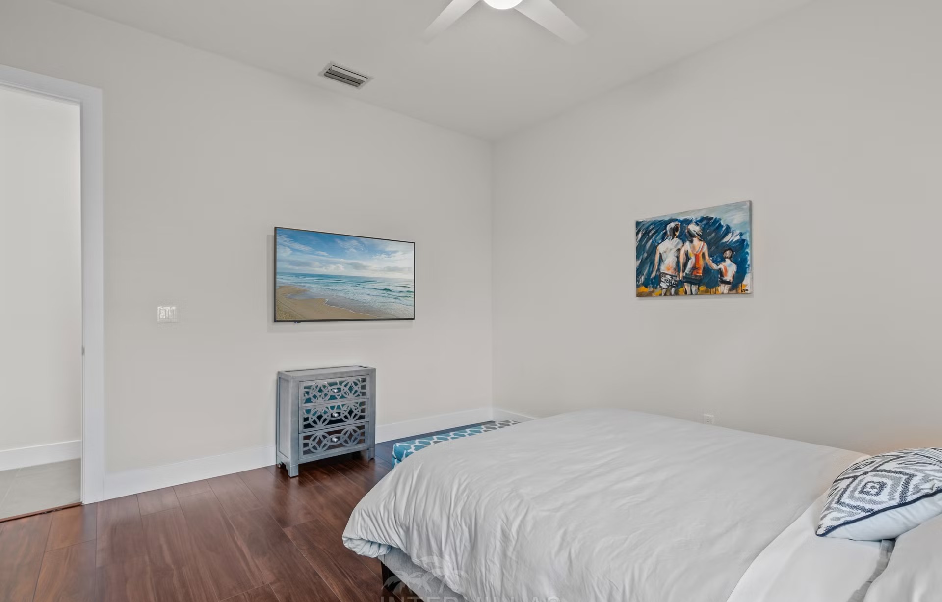 Moderner Salzwasser-Pool mit Spa/Jacuzzi und Blick auf den Kanal.