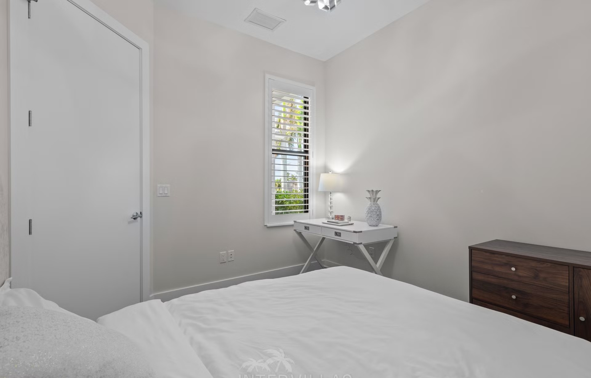 Moderne Villa am Kanal mit südlich ausgerichtetem Salzwasser-Pool, Spa/Jacuzzi und Gasgrill.