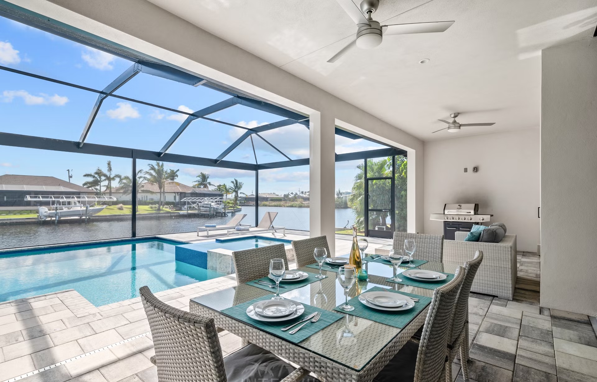 Südlich ausgerichteter Salzwasser-Pool mit Spa/Jacuzzi und Blick auf den Kanal.