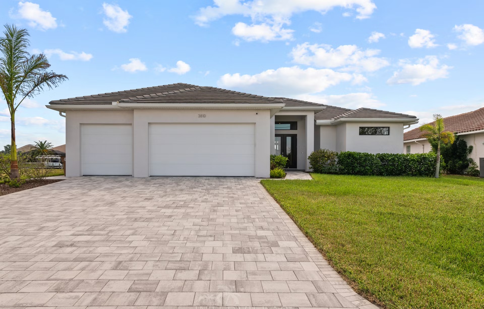 Südlich ausgerichteter Salzwasser-Pool mit Spa/Jacuzzi und Blick auf den Kanal.