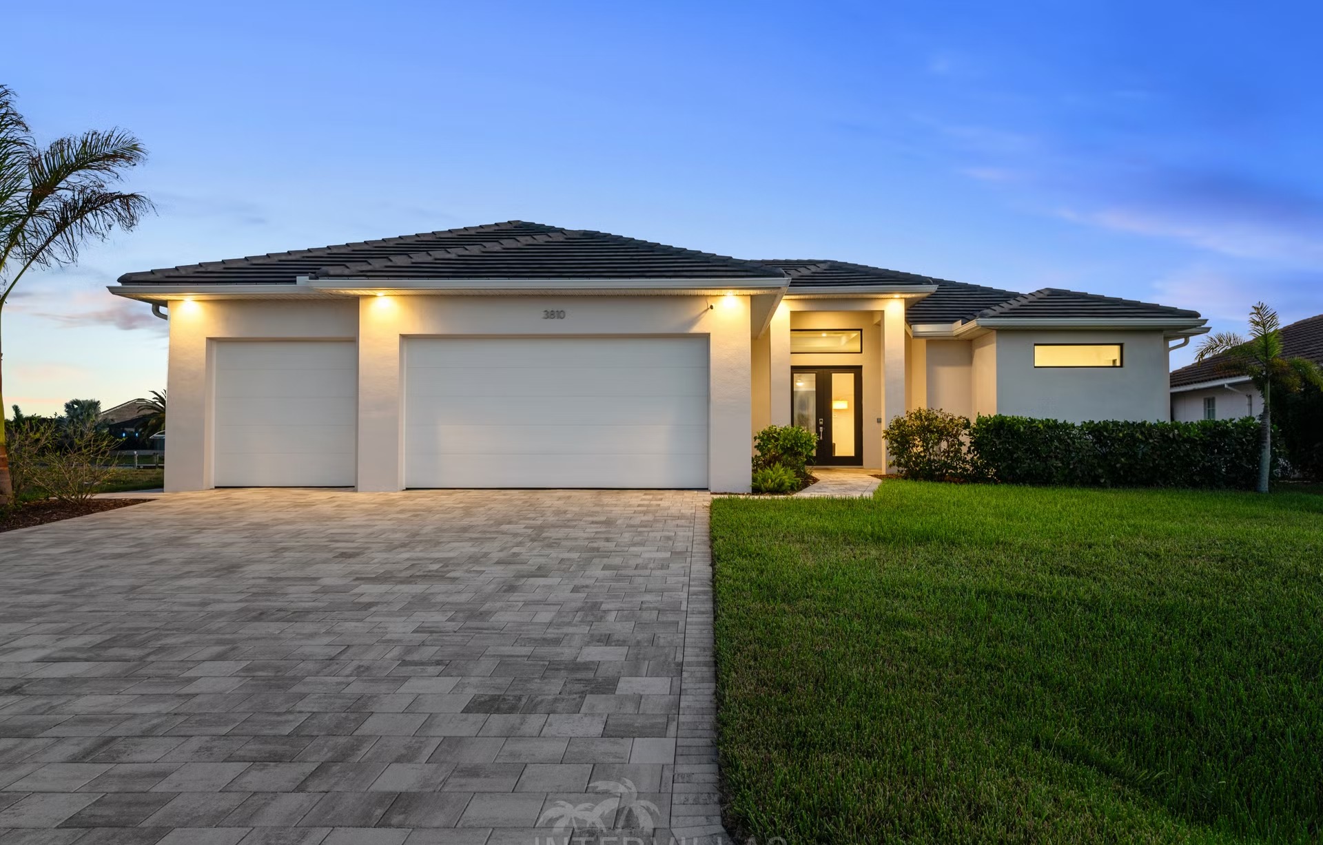 Moderne Villa am Kanal mit Salzwasser-Pool, Spa/Jacuzzi und Gasgrill.