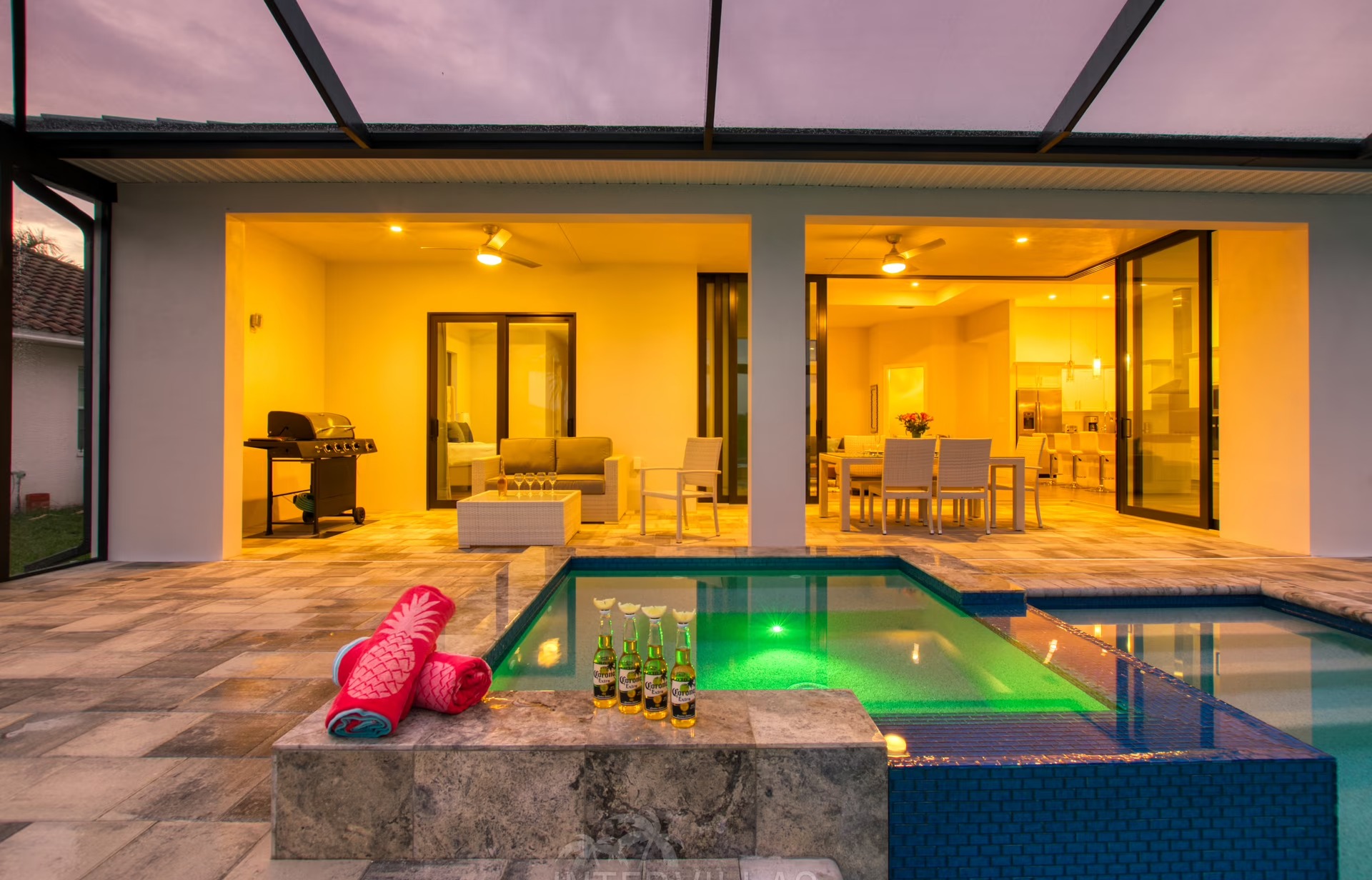 Südlich ausgerichteter Salzwasser-Pool mit Spa/Jacuzzi und Blick auf den Kanal.