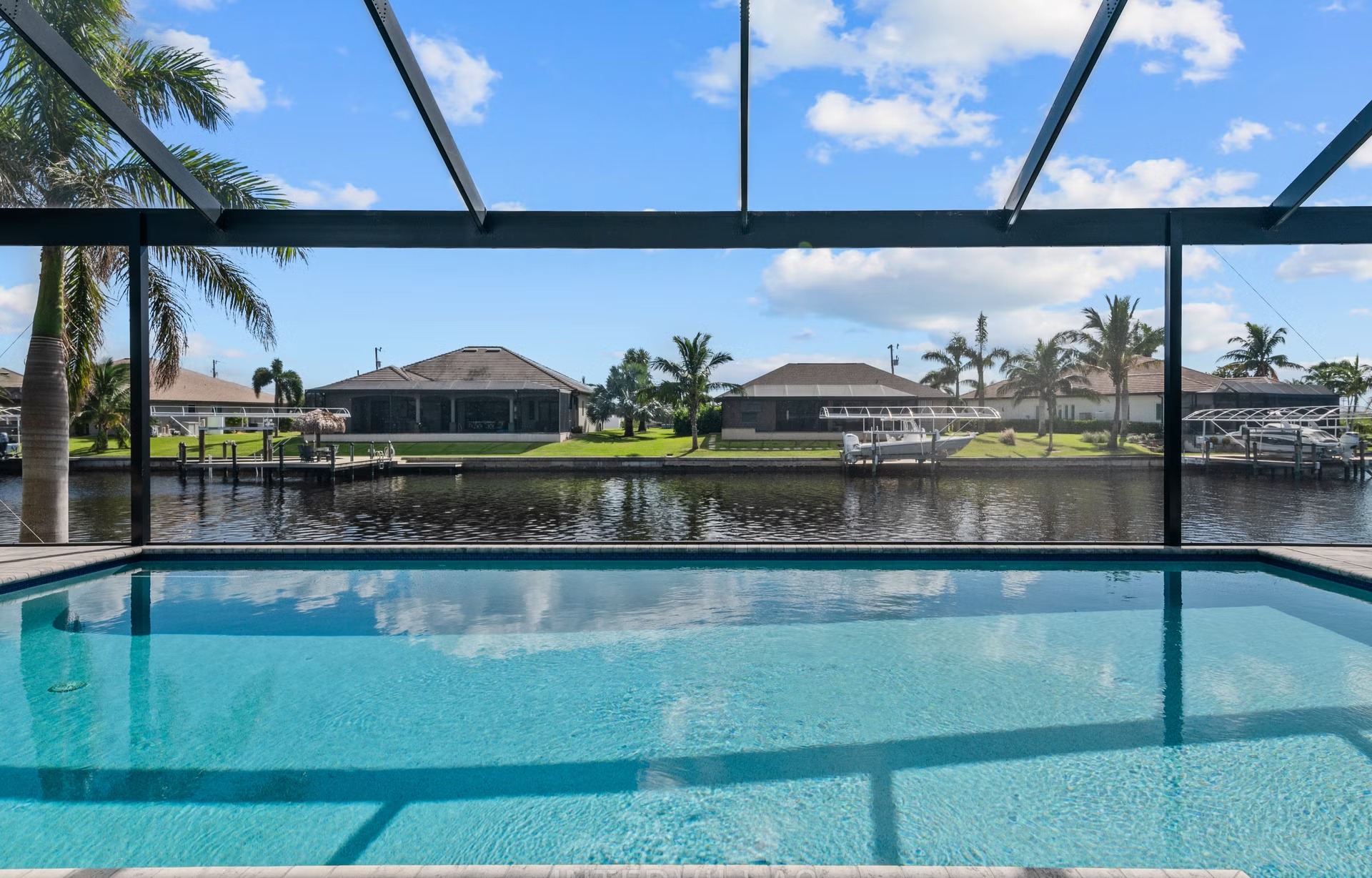 Südlich ausgerichteter Salzwasser-Pool mit Spa/Jacuzzi und Blick auf den Kanal.
