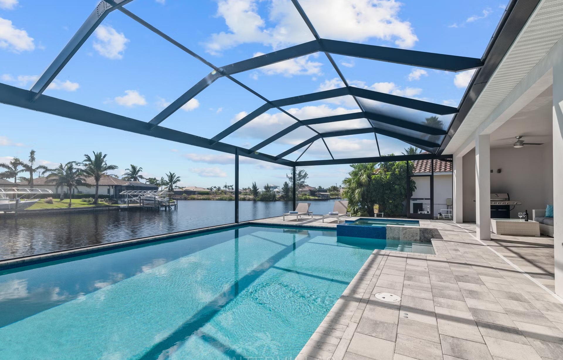Südlich ausgerichteter Salzwasser-Pool mit Spa/Jacuzzi und Blick auf den Kanal.