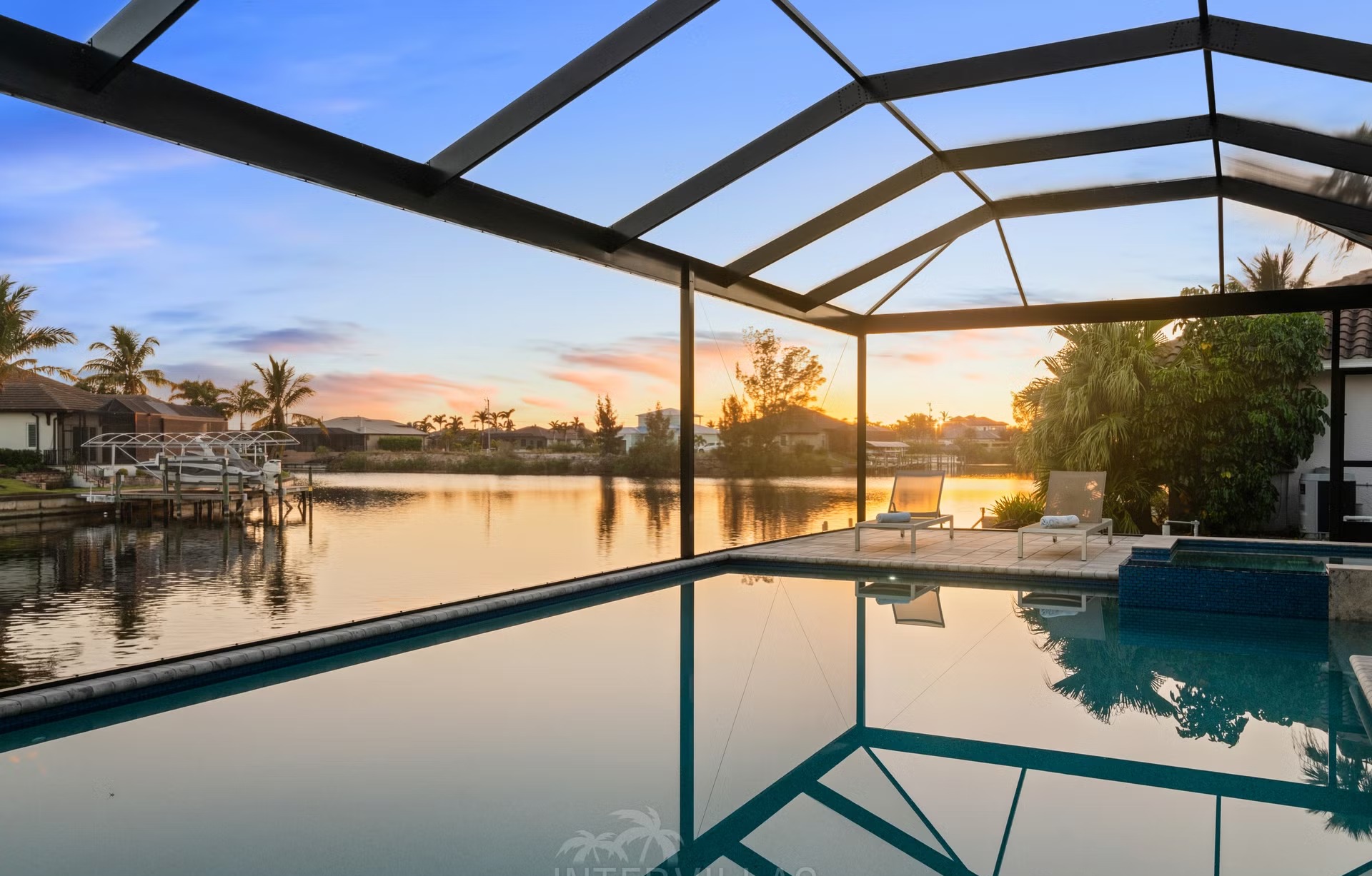 Moderne Villa am Kanal mit Salzwasser-Pool und Whirlpool.