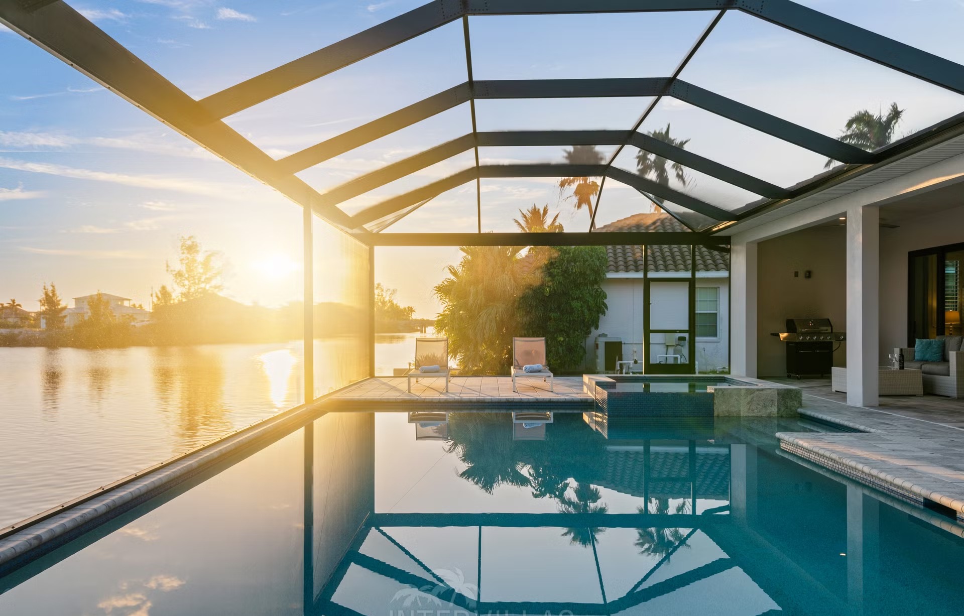 Südlich ausgerichteter Salzwasser-Pool mit Spa/Jacuzzi und Blick auf den Kanal.