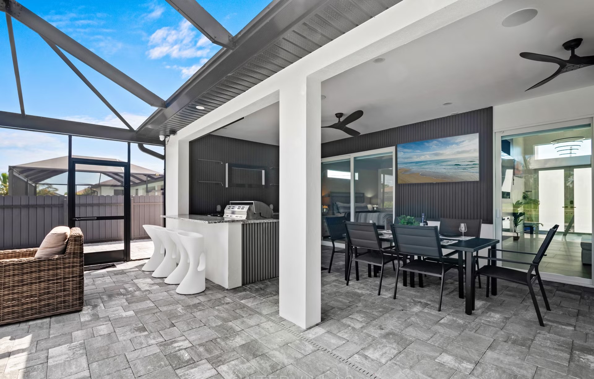 Beheizter Pool mit Whirlpool und Terrasse am Kanal.