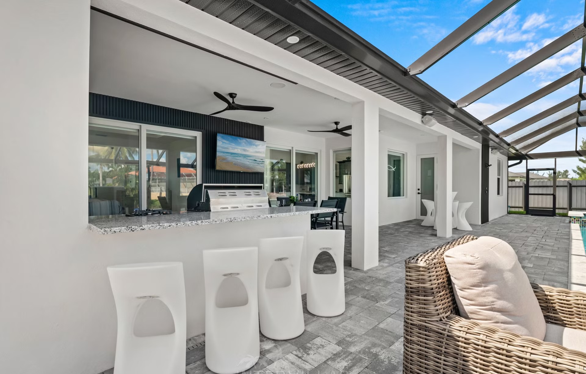 Moderne Villa am Kanal mit beheiztem Pool, Whirlpool und BBQ-Bar auf der Terrasse.