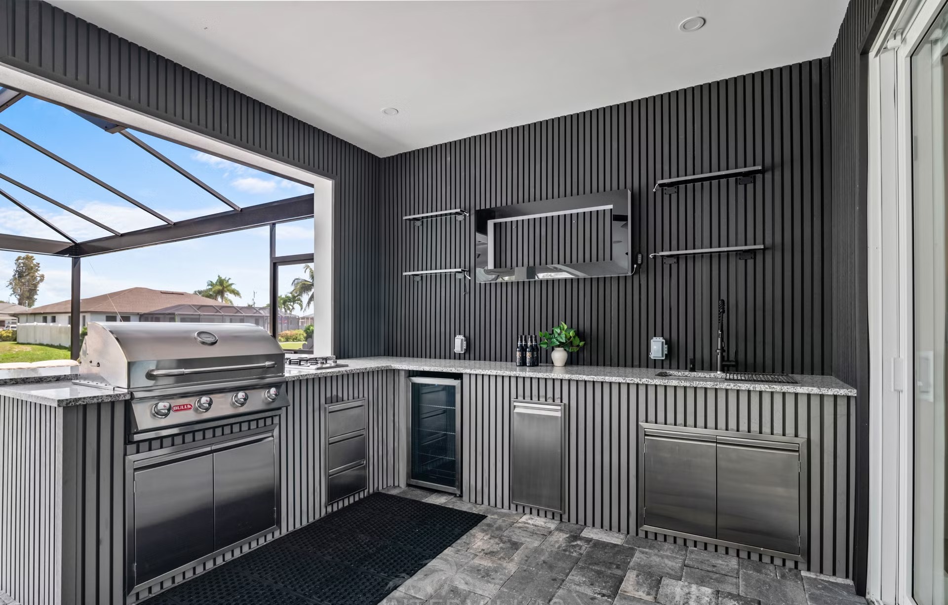 Moderne Villa am Kanal in Cape Coral mit beheiztem Pool, Whirlpool und BBQ-Bar.