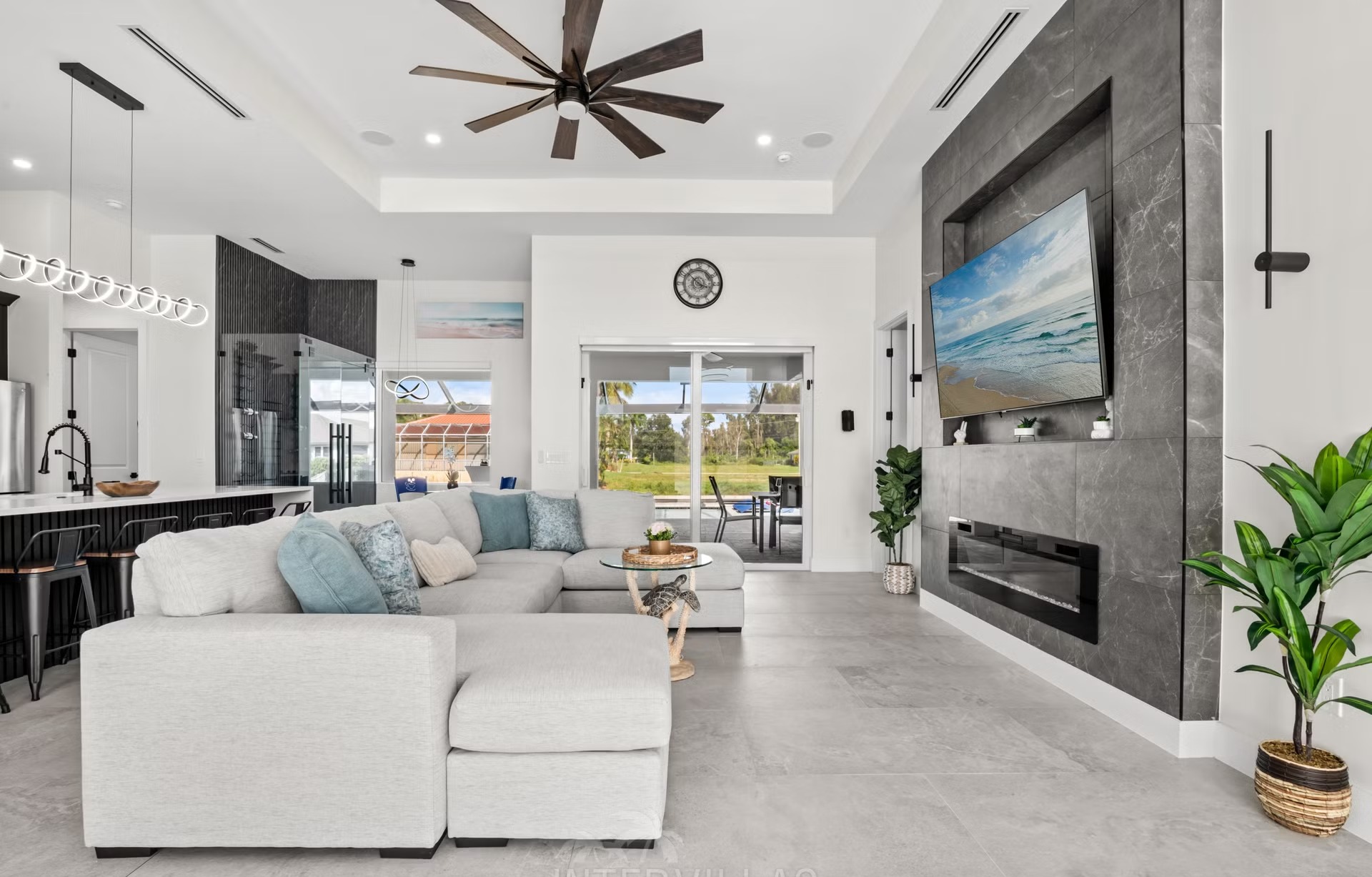 Moderne Villa am Kanal mit beheiztem Pool, Whirlpool und BBQ-Bar.