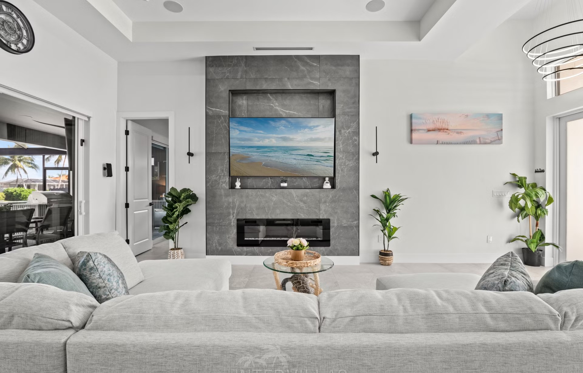 Moderne Villa am Kanal mit beheiztem Pool, Whirlpool und Terrasse.