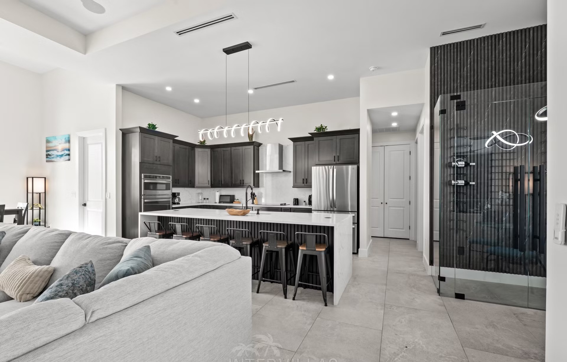 Moderne Villa am Kanal mit beheiztem Pool, Whirlpool und Terrasse mit BBQ-Bar.