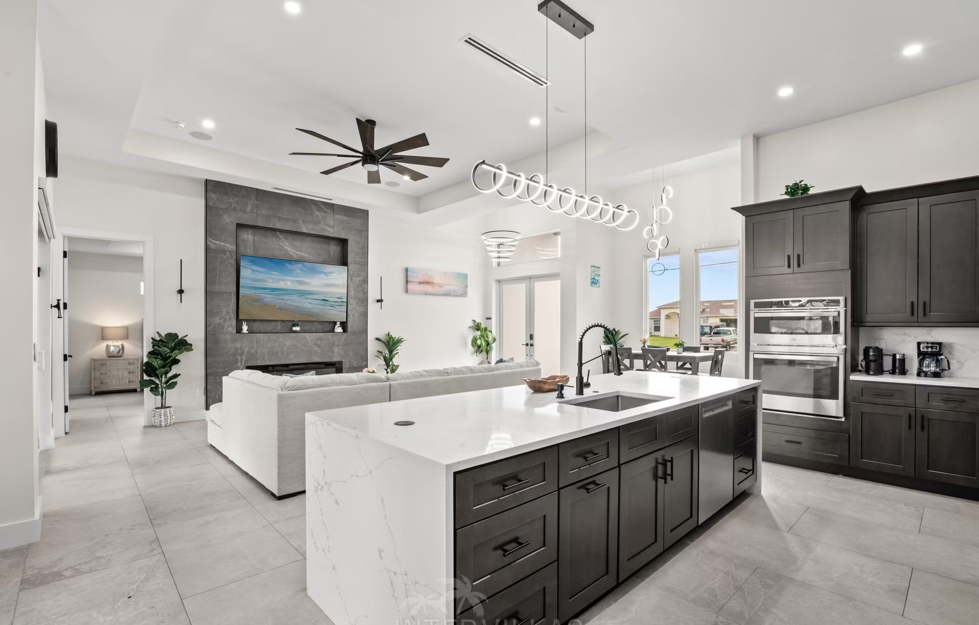 Moderne Villa am Kanal mit Terrasse und beheiztem Pool mit Whirlpool.