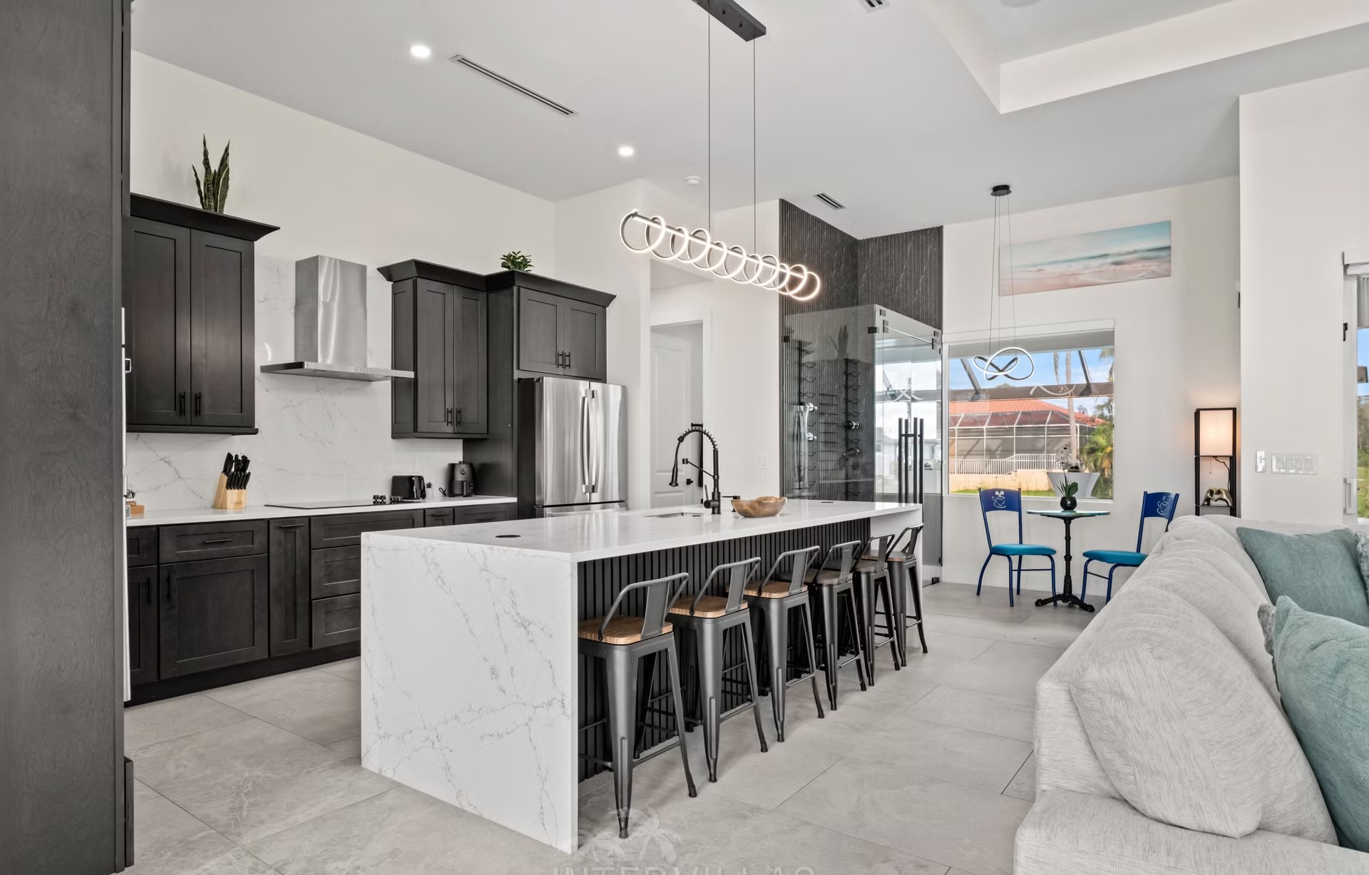 Moderne Waterfront-Villa mit beheiztem Pool, Whirlpool und Terrasse am Kanal.