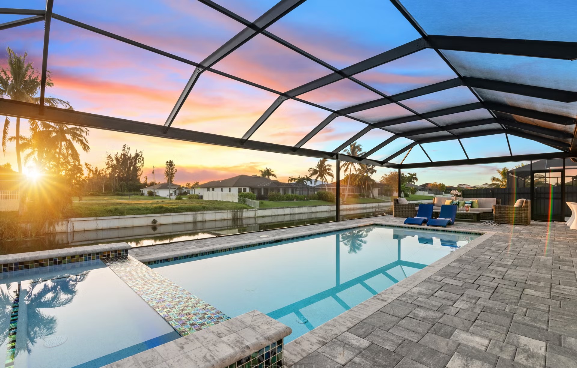 Moderne Waterfront-Villa in Cape Coral mit beheiztem Pool, Whirlpool und Terrasse am Kanal.
