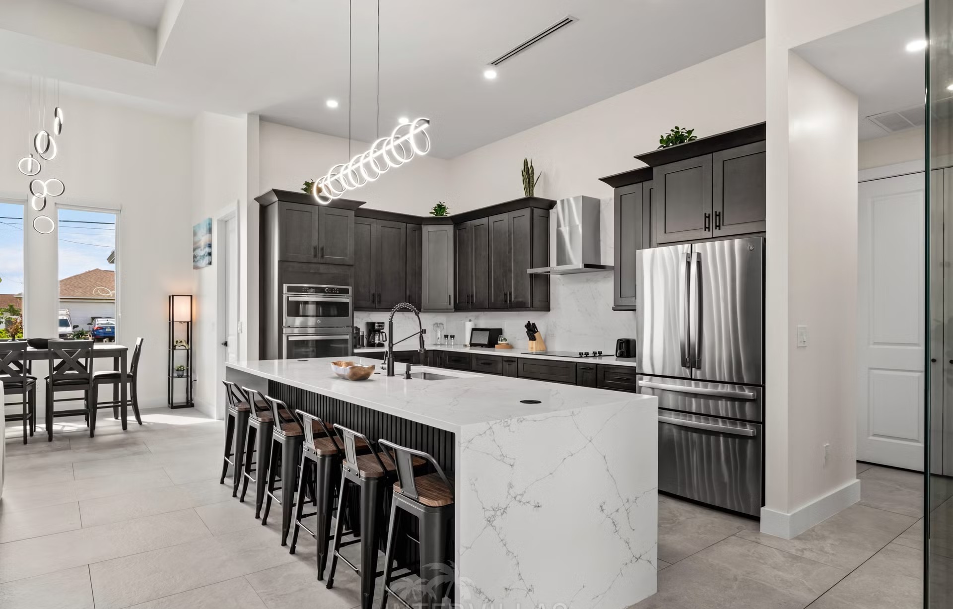 Moderne Villa am Kanal in Cape Coral mit beheiztem Pool, Whirlpool und Terrasse mit BBQ-Bar.