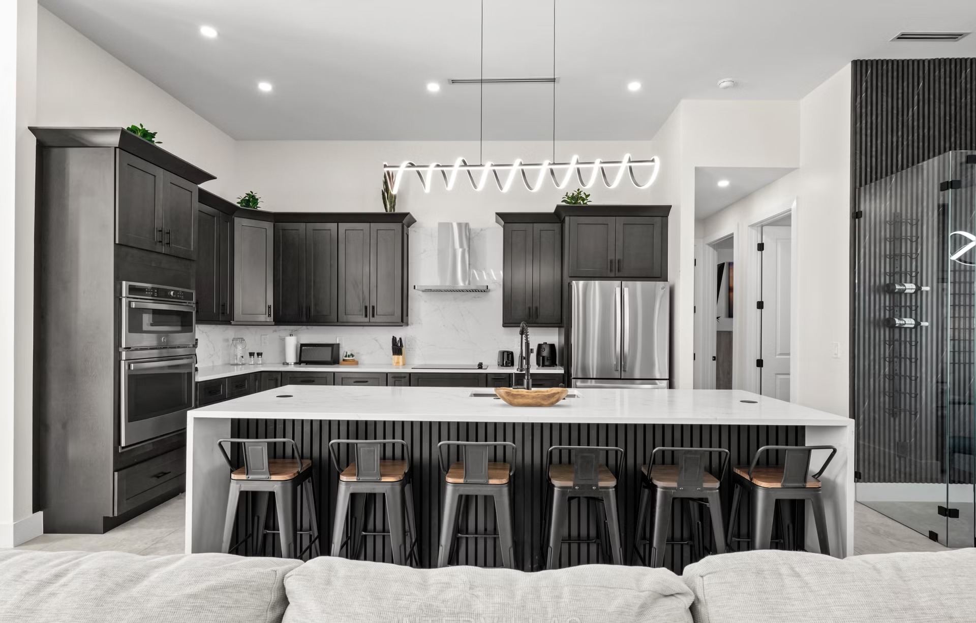 Beheizter Pool mit Whirlpool und Terrasse am Kanal.