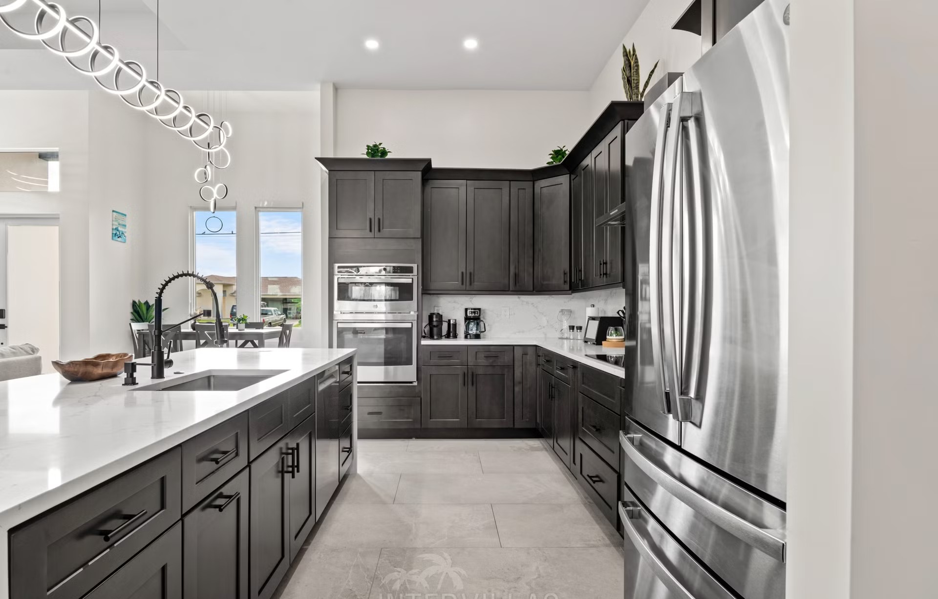 Moderne Waterfront-Villa mit beheiztem Pool, Whirlpool und Terrasse am Kanal.