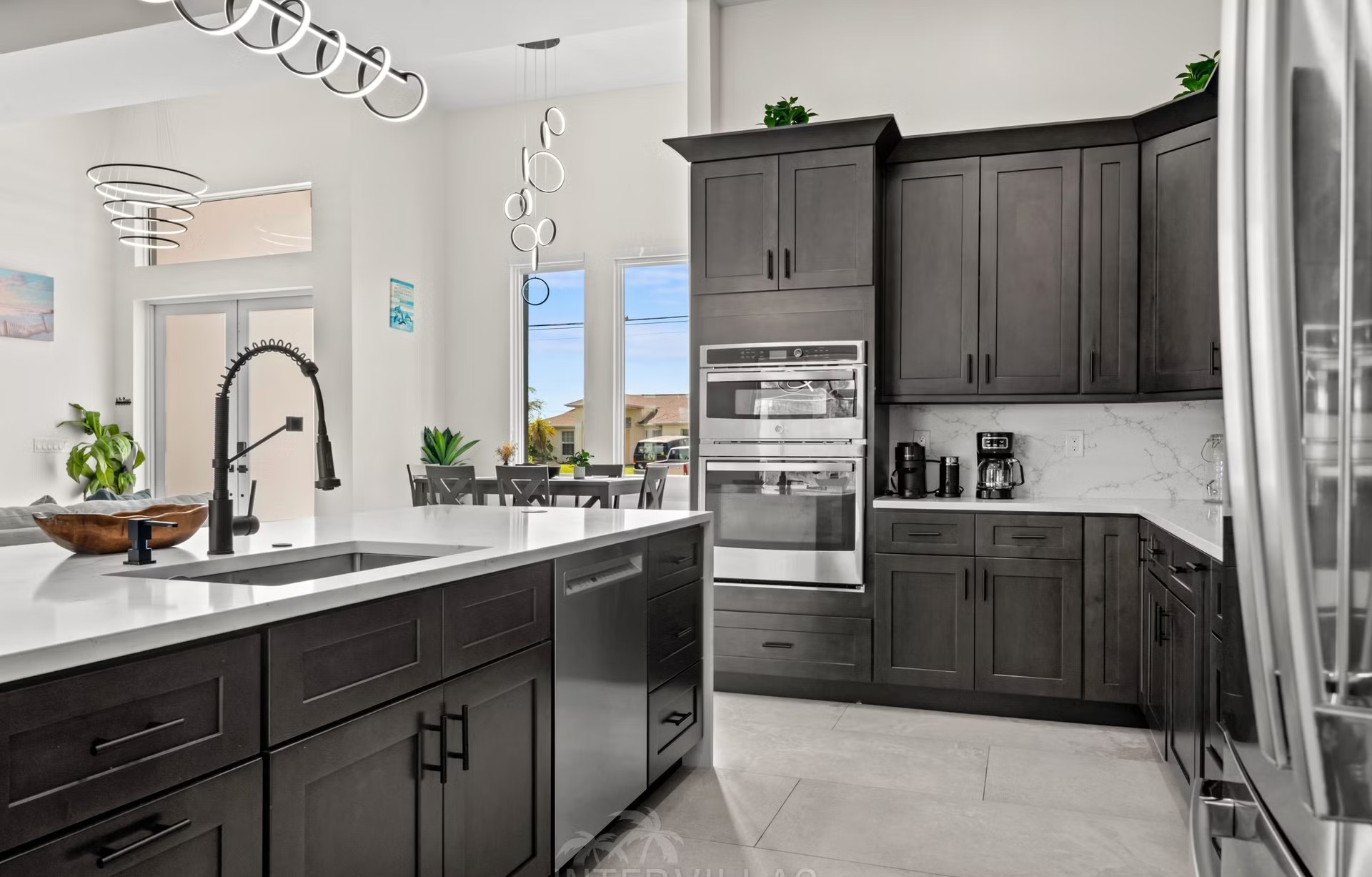 Moderne Villa am Kanal in Cape Coral mit beheiztem Pool, Whirlpool und BBQ-Bereich.