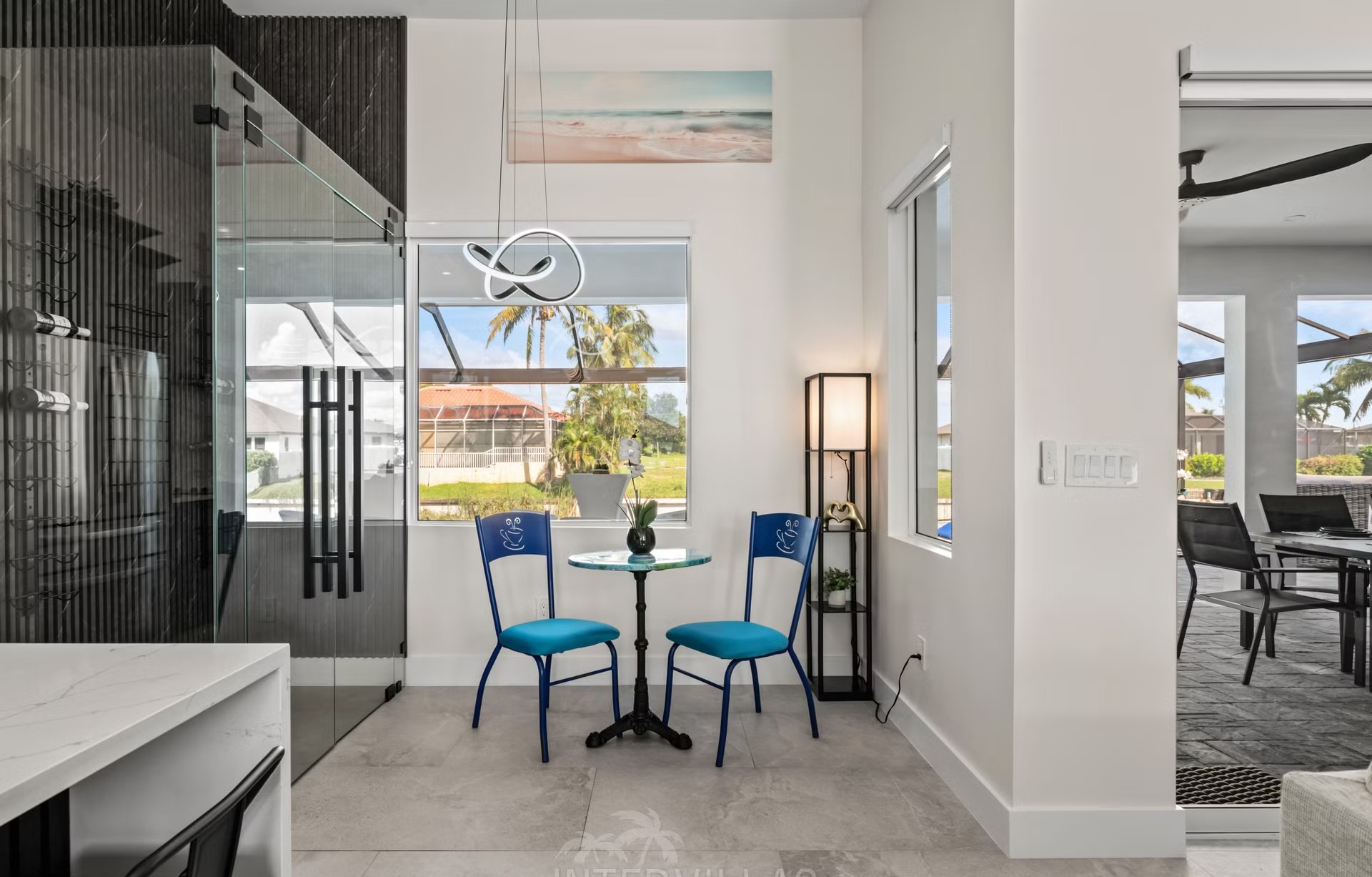 Moderne Villa am Kanal mit beheiztem Pool, Whirlpool und BBQ-Bar auf der Terrasse.