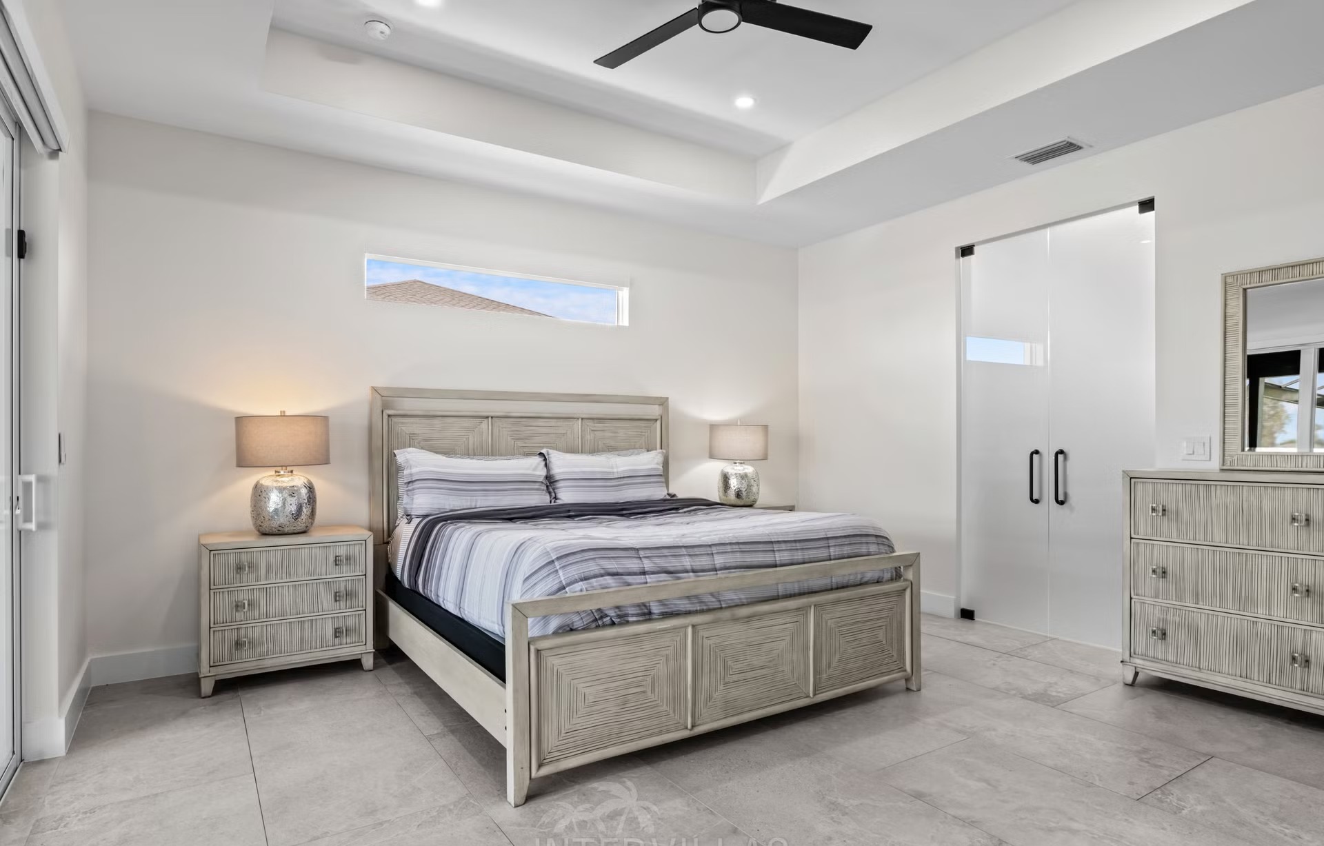 Moderne Villa am Kanal mit beheiztem Pool, Whirlpool und Terrasse.