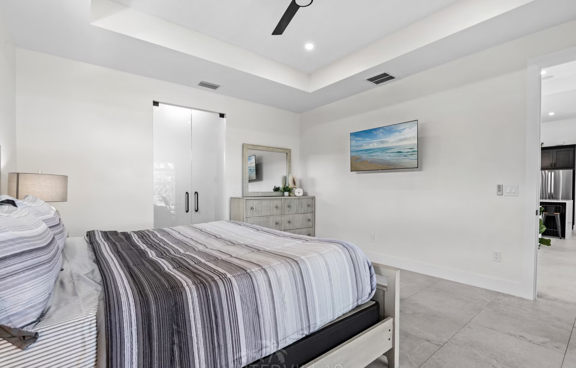 Moderne Villa am Kanal mit beheiztem Pool, Whirlpool und BBQ-Bar.