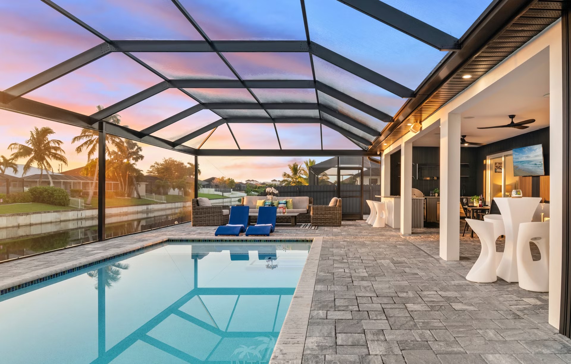 Moderne Villa am Kanal in Cape Coral mit beheiztem Pool, Whirlpool und Terrasse.