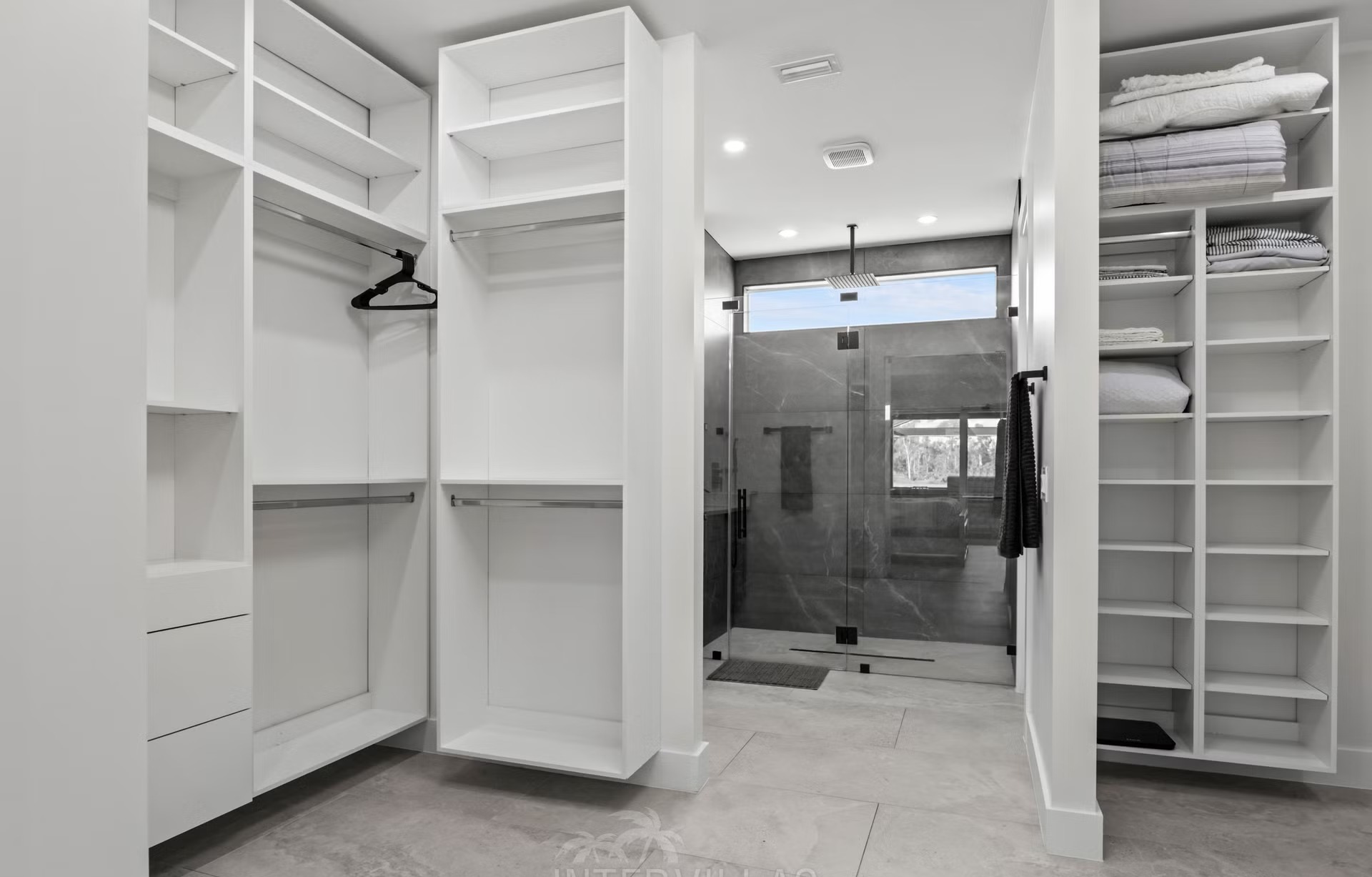 Beheizter Pool mit Whirlpool und Terrasse am Kanal.